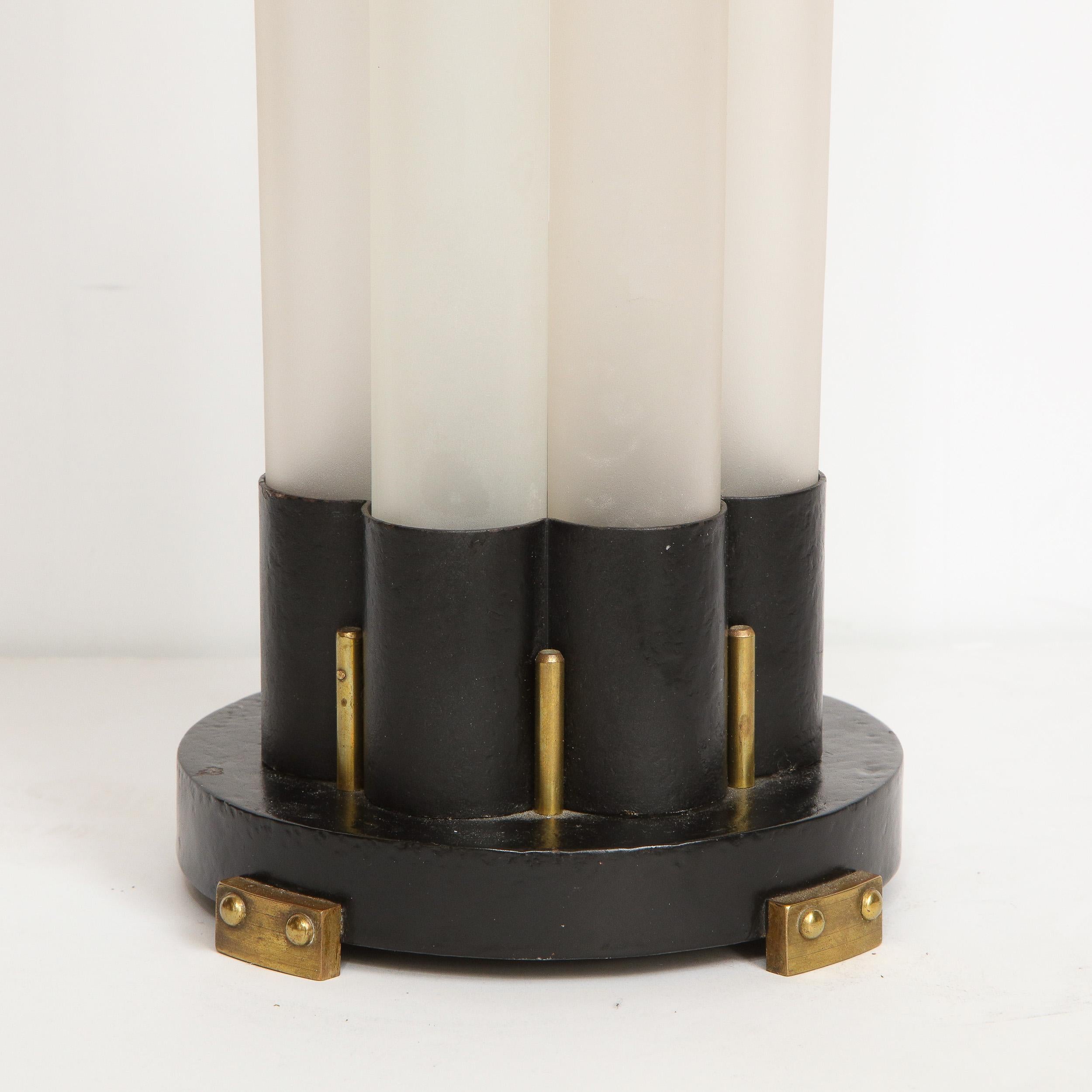 Walter Von Nessen Art Deco Wolkenkratzer-Stil Milchglas & schwarze Emaille Uplight im Angebot 4