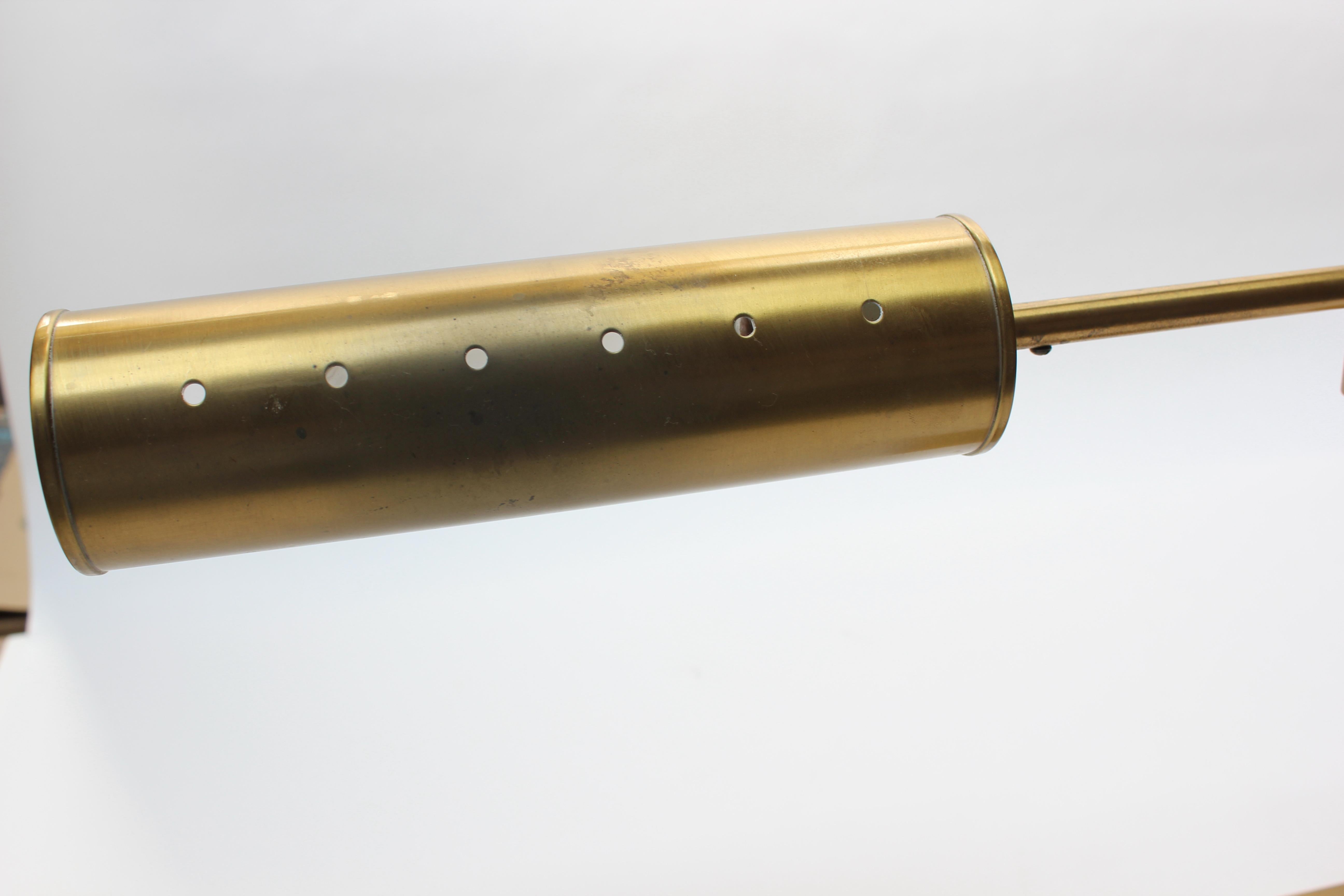 Walter Von Nessen lampe de bureau à bras pivotant en laiton avec abat-jour cylindrique réglable en vente 3