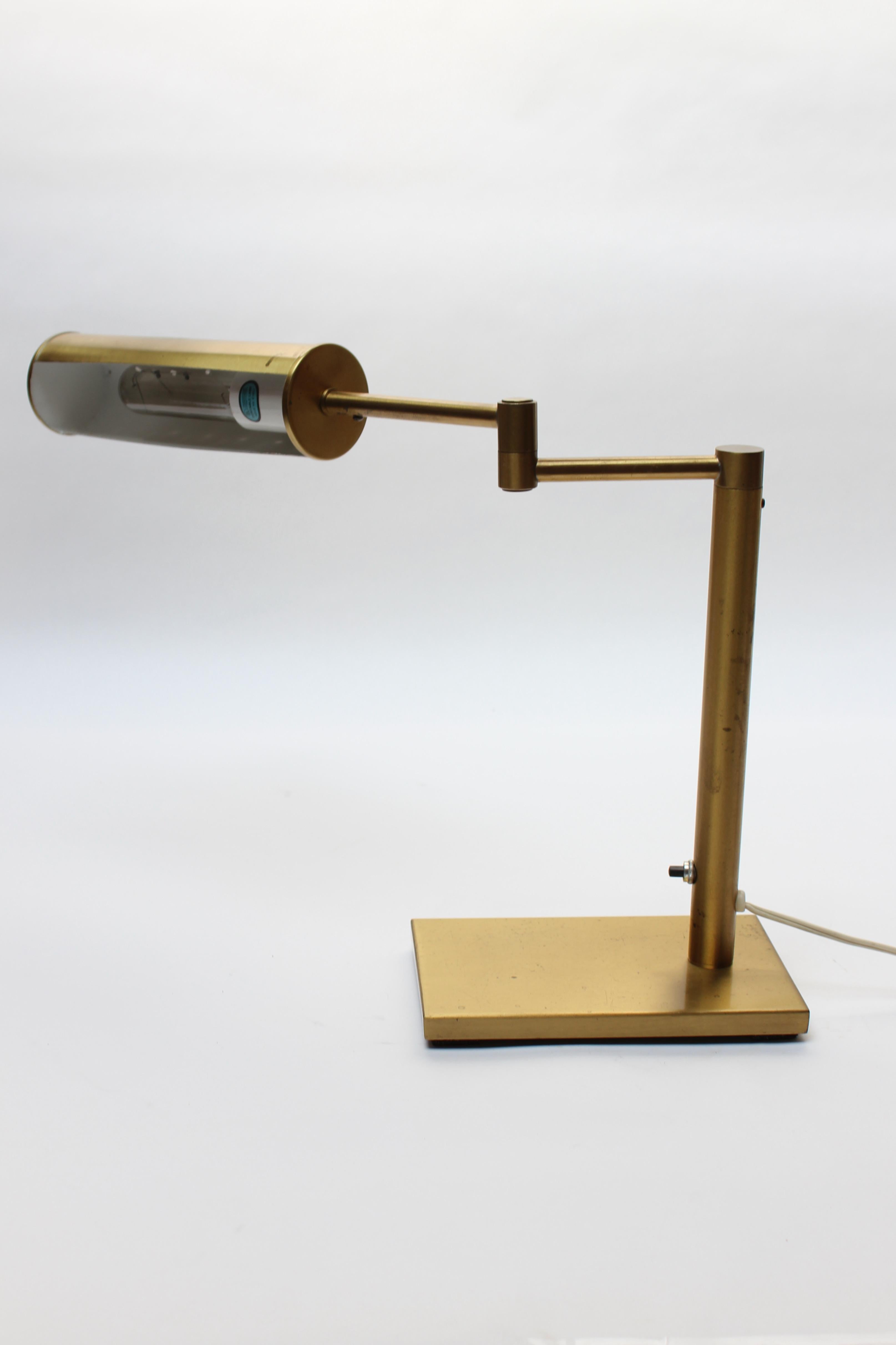 Mid-Century Modern Walter Von Nessen lampe de bureau à bras pivotant en laiton avec abat-jour cylindrique réglable en vente