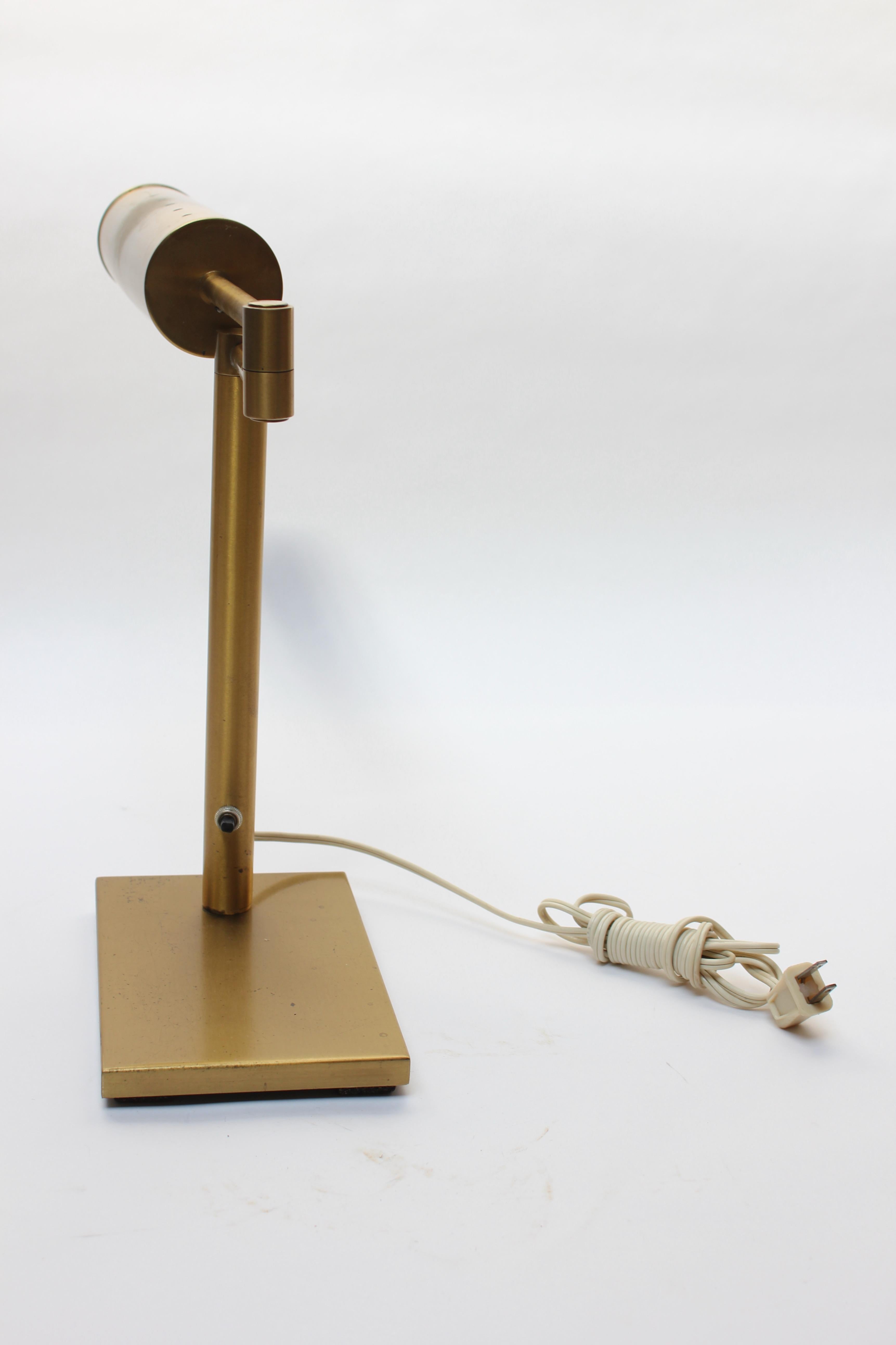 Laiton Walter Von Nessen lampe de bureau à bras pivotant en laiton avec abat-jour cylindrique réglable en vente