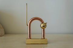 Walter Von Nessen, fermaporta "Gatto" in rame e ottone