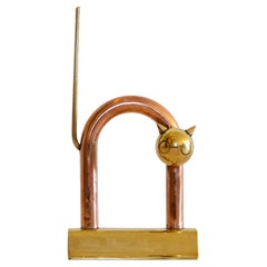 Walter Von Nessen, fermaporta "Gatto" in rame e ottone