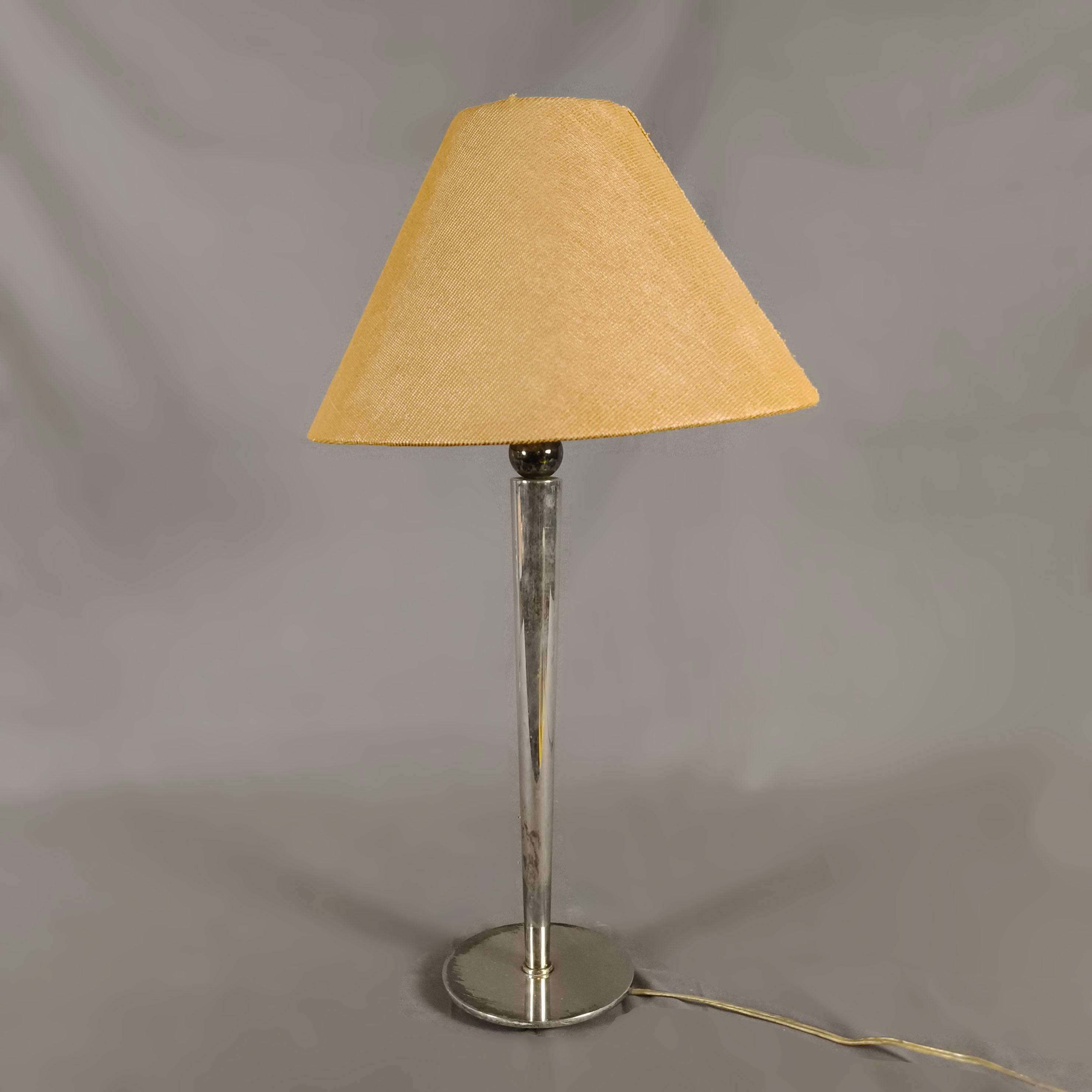 A mid-century American Art Decó style table lamp with sphere by Walter von Nessen. The lamp's body has a sphere on its top, an inverted con and a round base. The socket has its original Nessen Lighting sticker.

61 x 14.5 cm. Ø (lamp).
61 x 34 cm. Ø