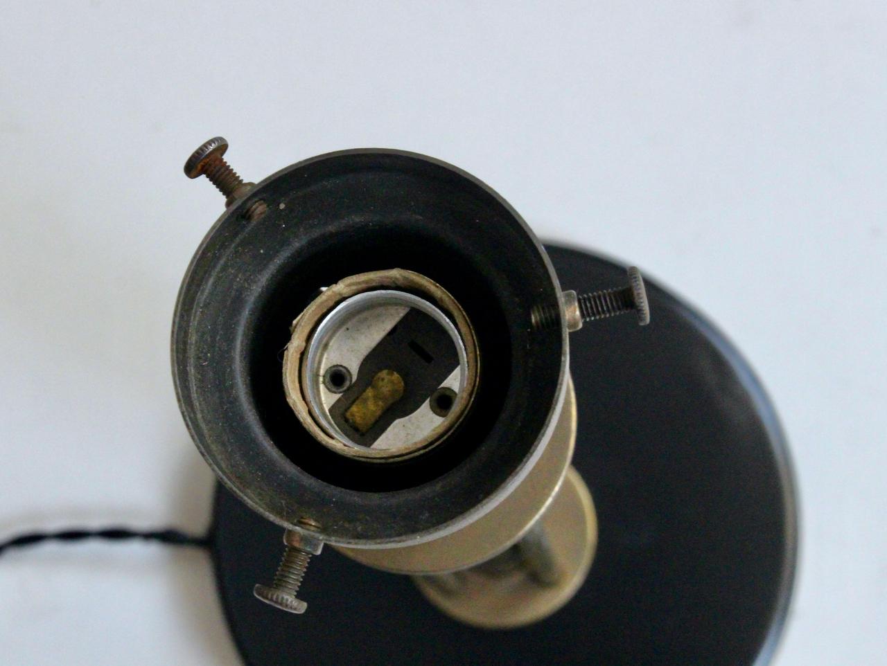 Walter Von Nessen Machine Age Tischlampe aus schwarzer Emaille und Messing, 1940er Jahre im Angebot 6