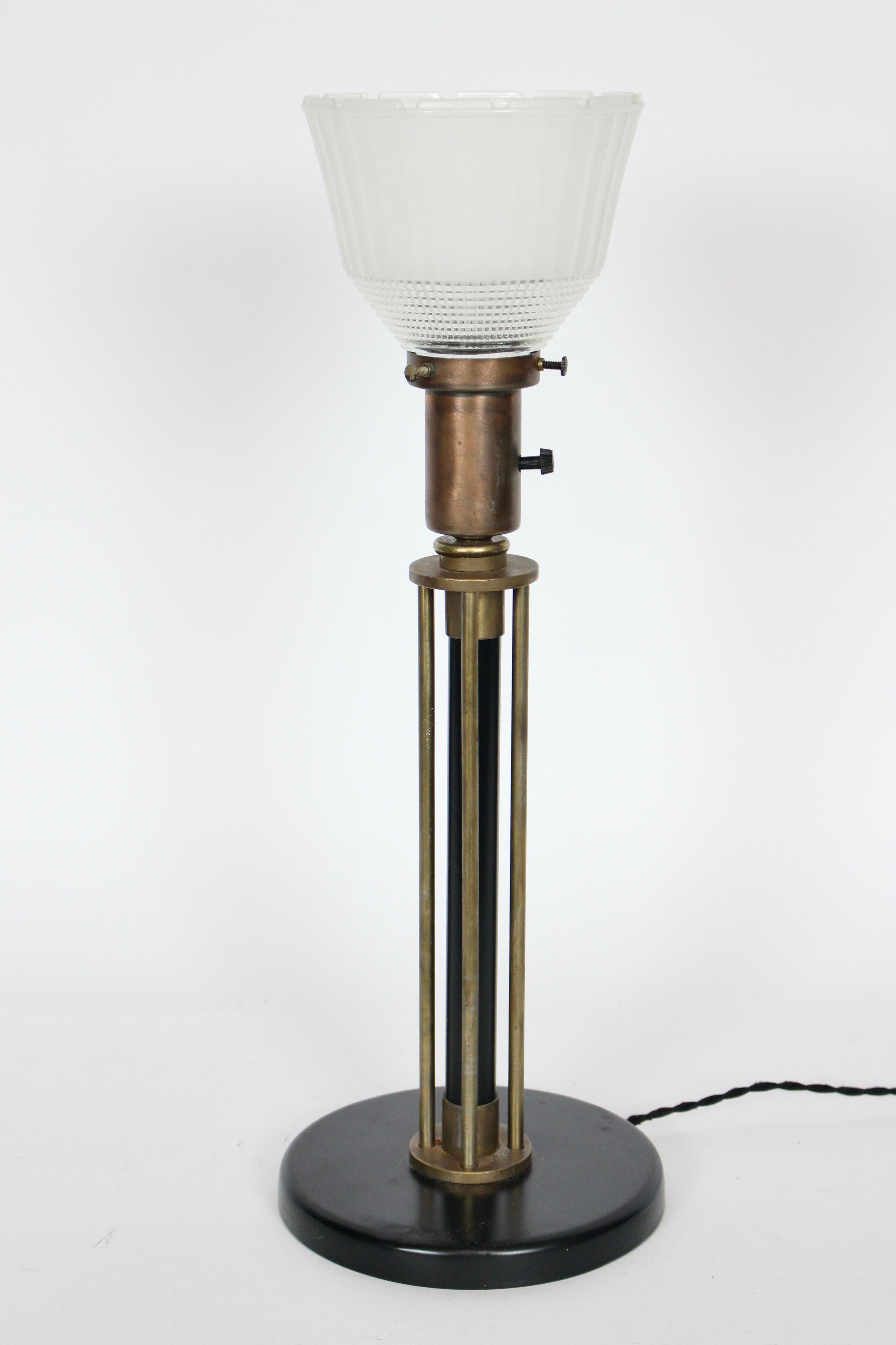Walter Von Nessen Machine Age Tischlampe aus schwarzer Emaille und Messing, 1940er Jahre (Mitte des 20. Jahrhunderts) im Angebot