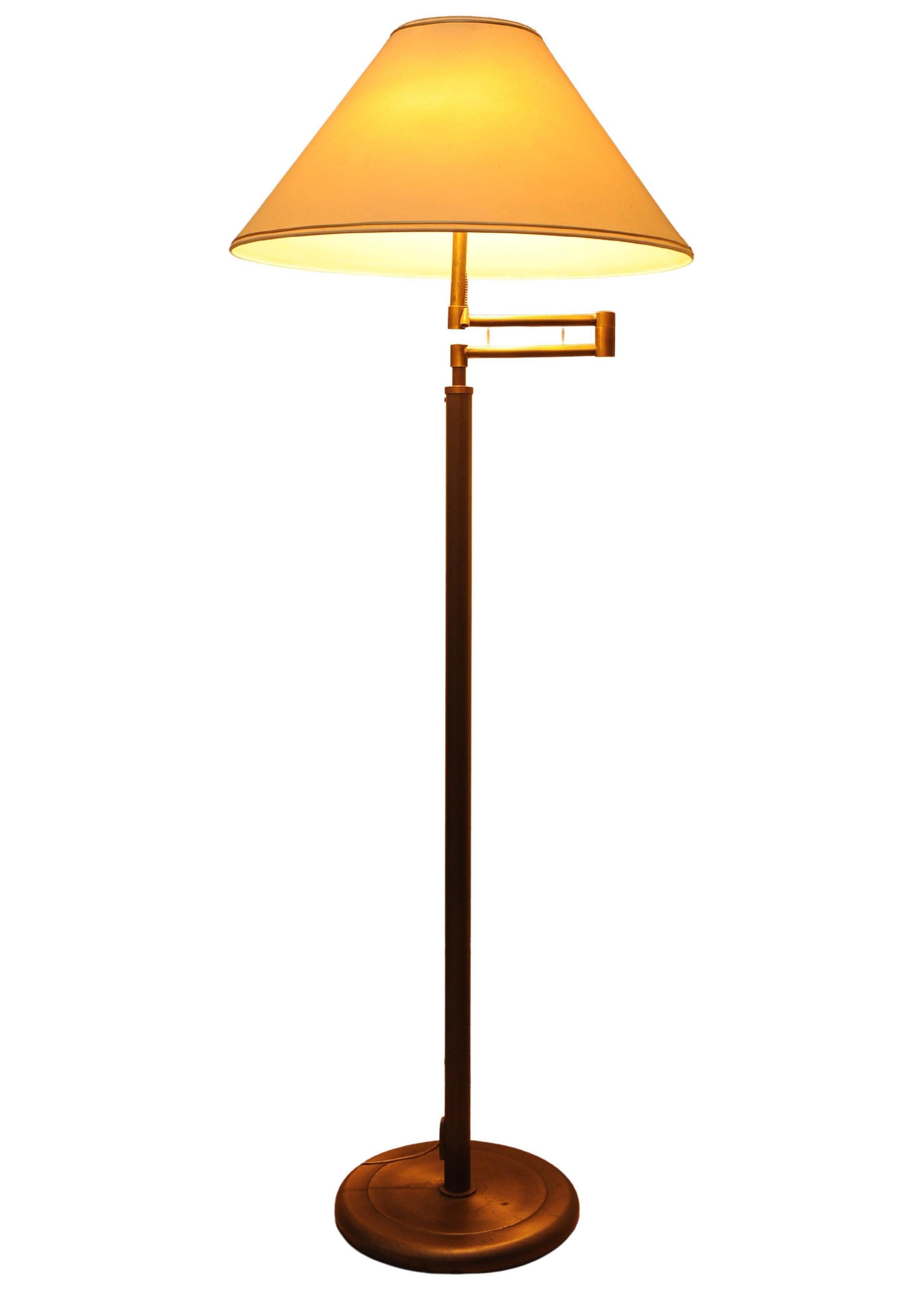 Walter Von Nessen, lampadaire standard avec abat-jour en laiton du milieu du siècle dernier en vente 2