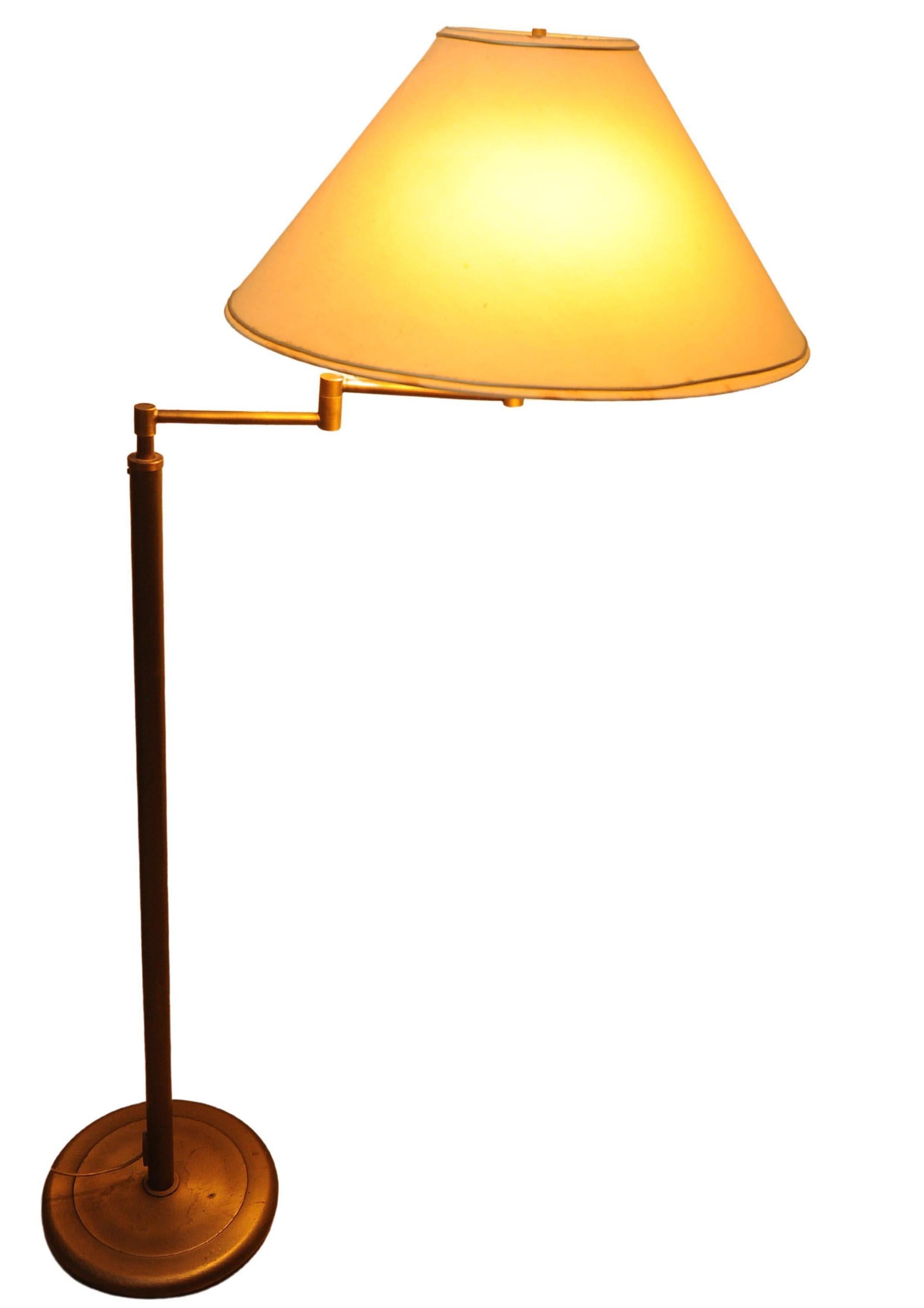 Walter Von Nessen, lampadaire standard avec abat-jour en laiton du milieu du siècle dernier en vente 3