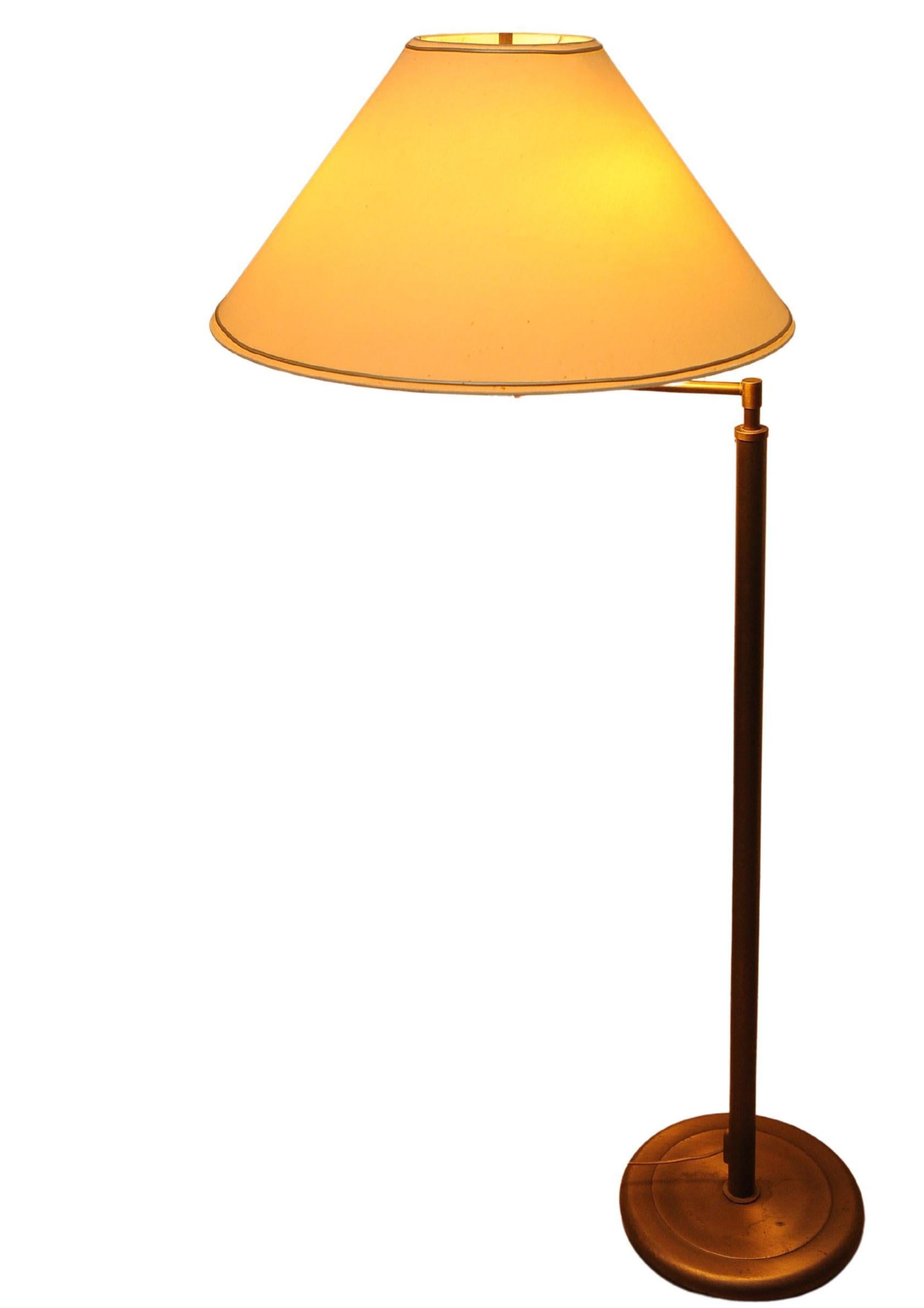 Walter Von Nessen, lampadaire standard avec abat-jour en laiton du milieu du siècle dernier en vente 4