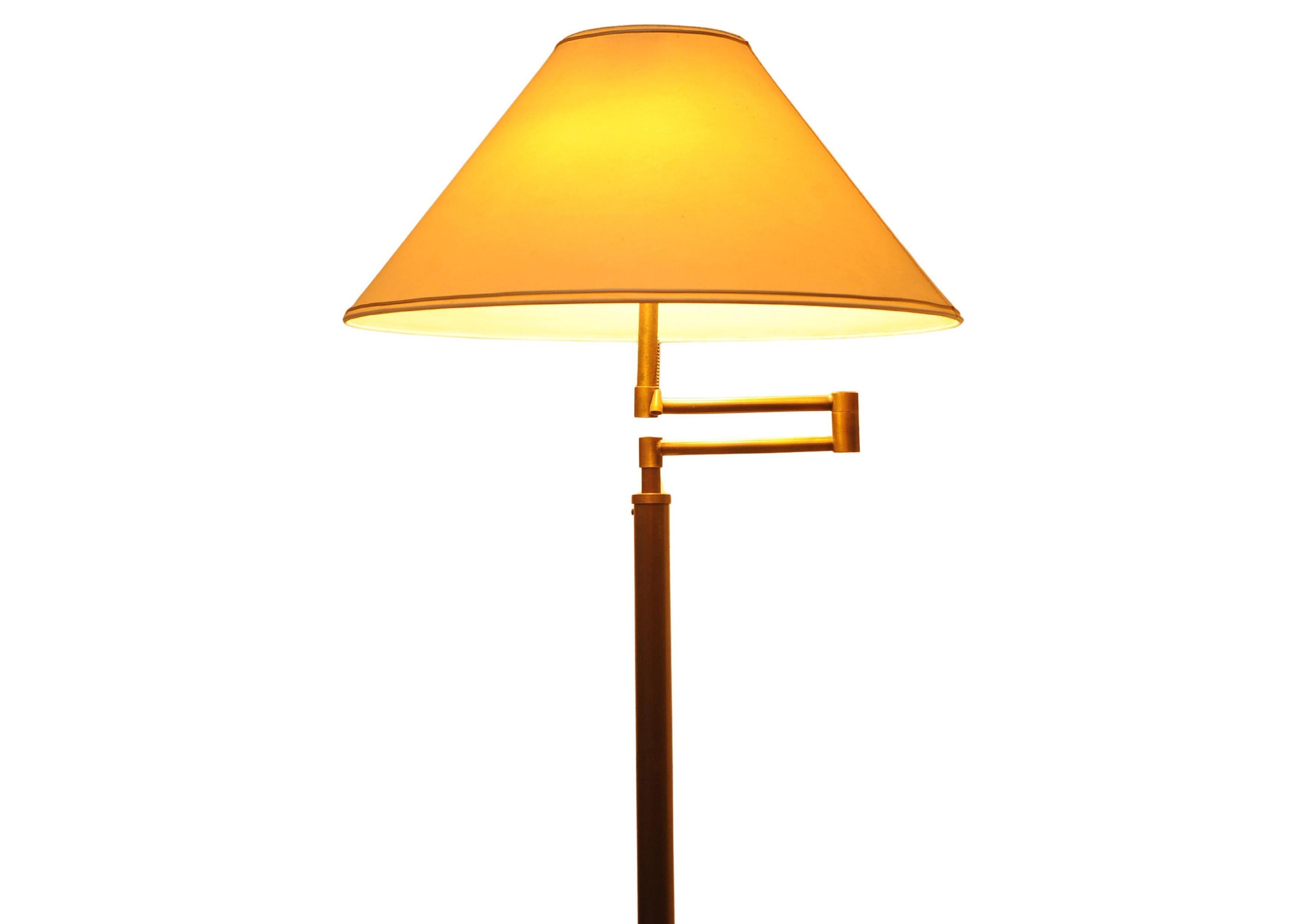 Lampadaire standard à bras pivotant en laiton du milieu du siècle, avec deux ampoules et un interrupteur à tirette.

 Un design Walter/One

Liseuse idéale pour le salon ou le bureau
Équipé d'une prise britannique à trois broches 

Hauteur au sommet