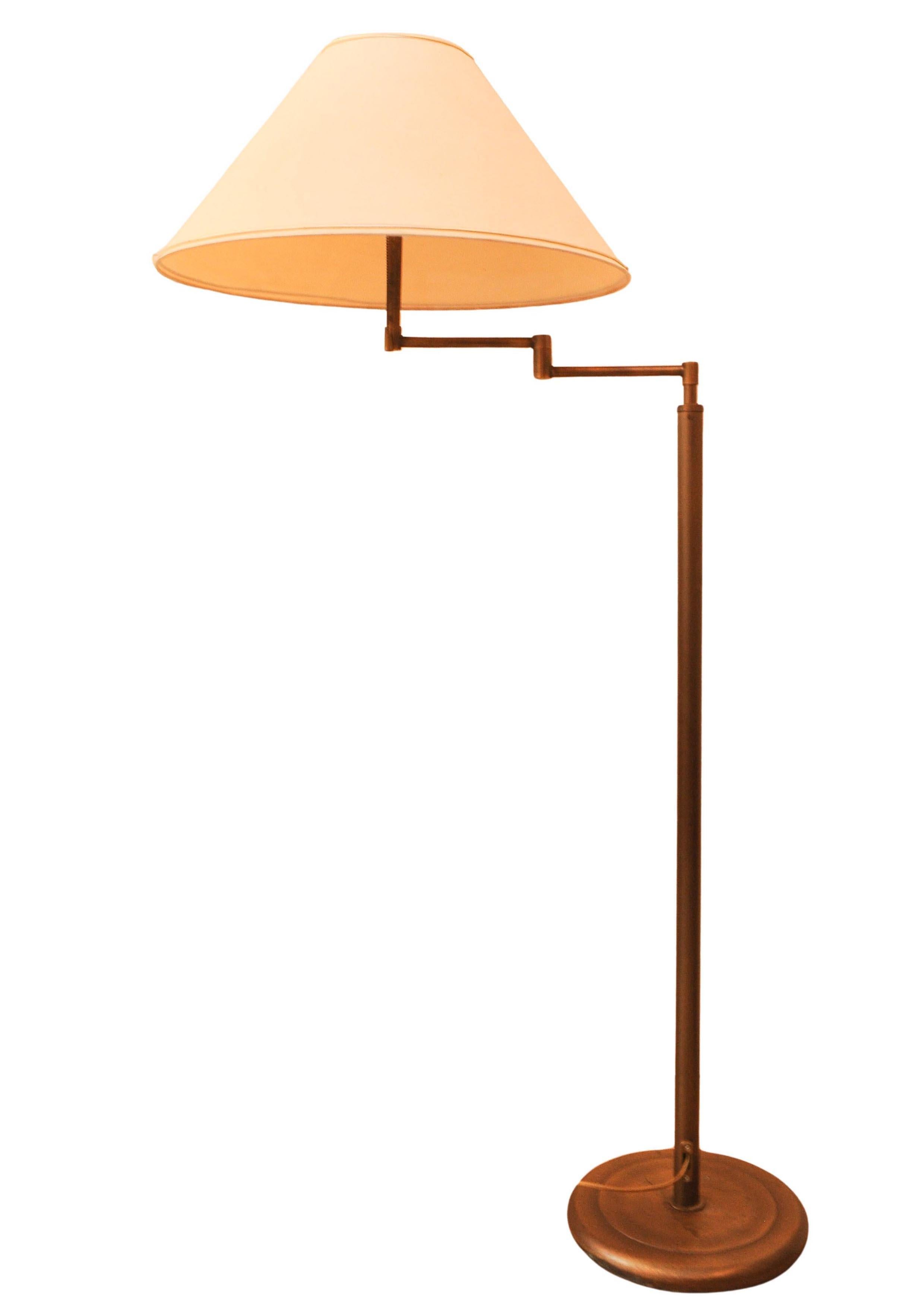 Mid-Century Modern Walter Von Nessen, lampadaire standard avec abat-jour en laiton du milieu du siècle dernier en vente