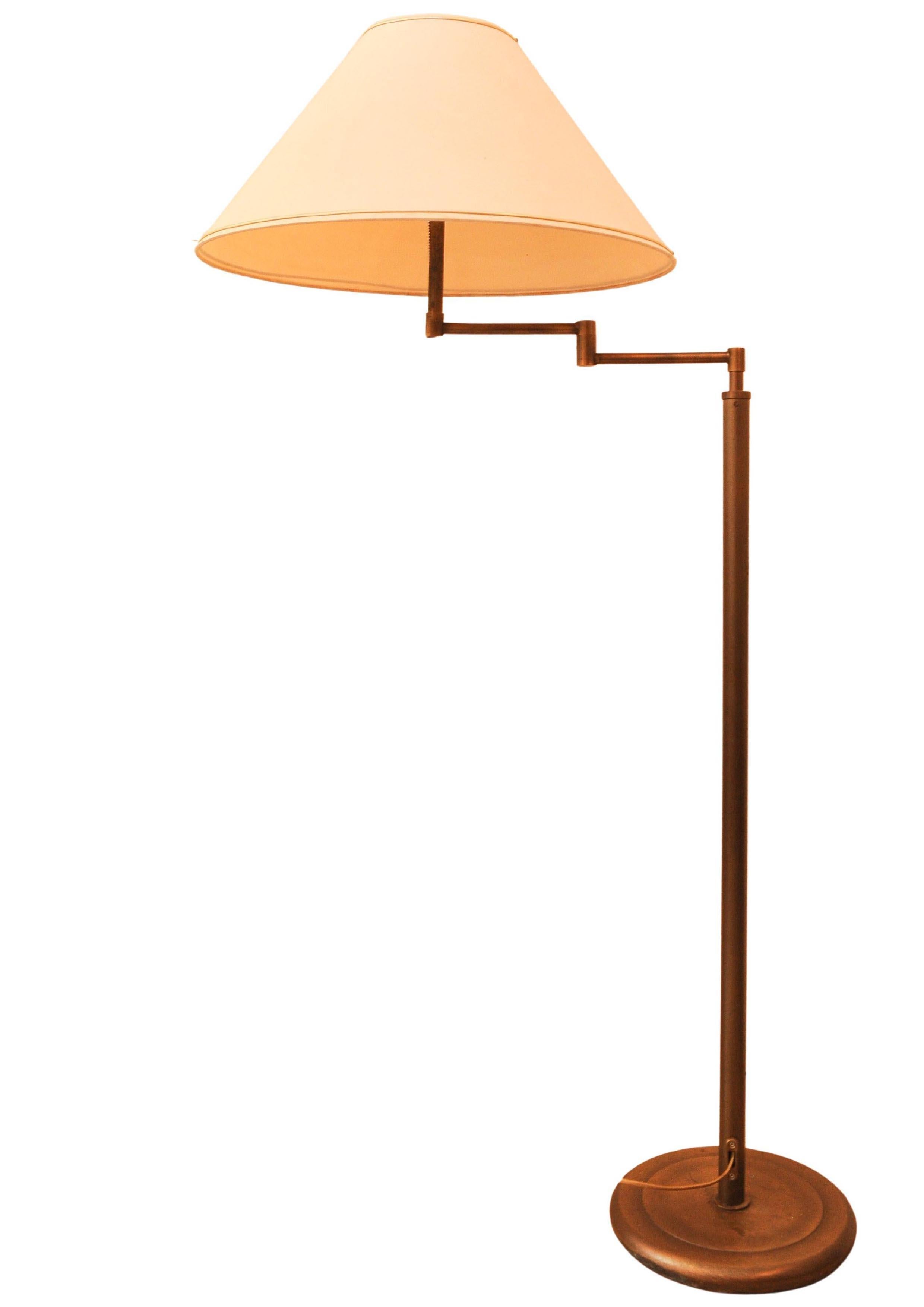 Allemand Walter Von Nessen, lampadaire standard avec abat-jour en laiton du milieu du siècle dernier en vente