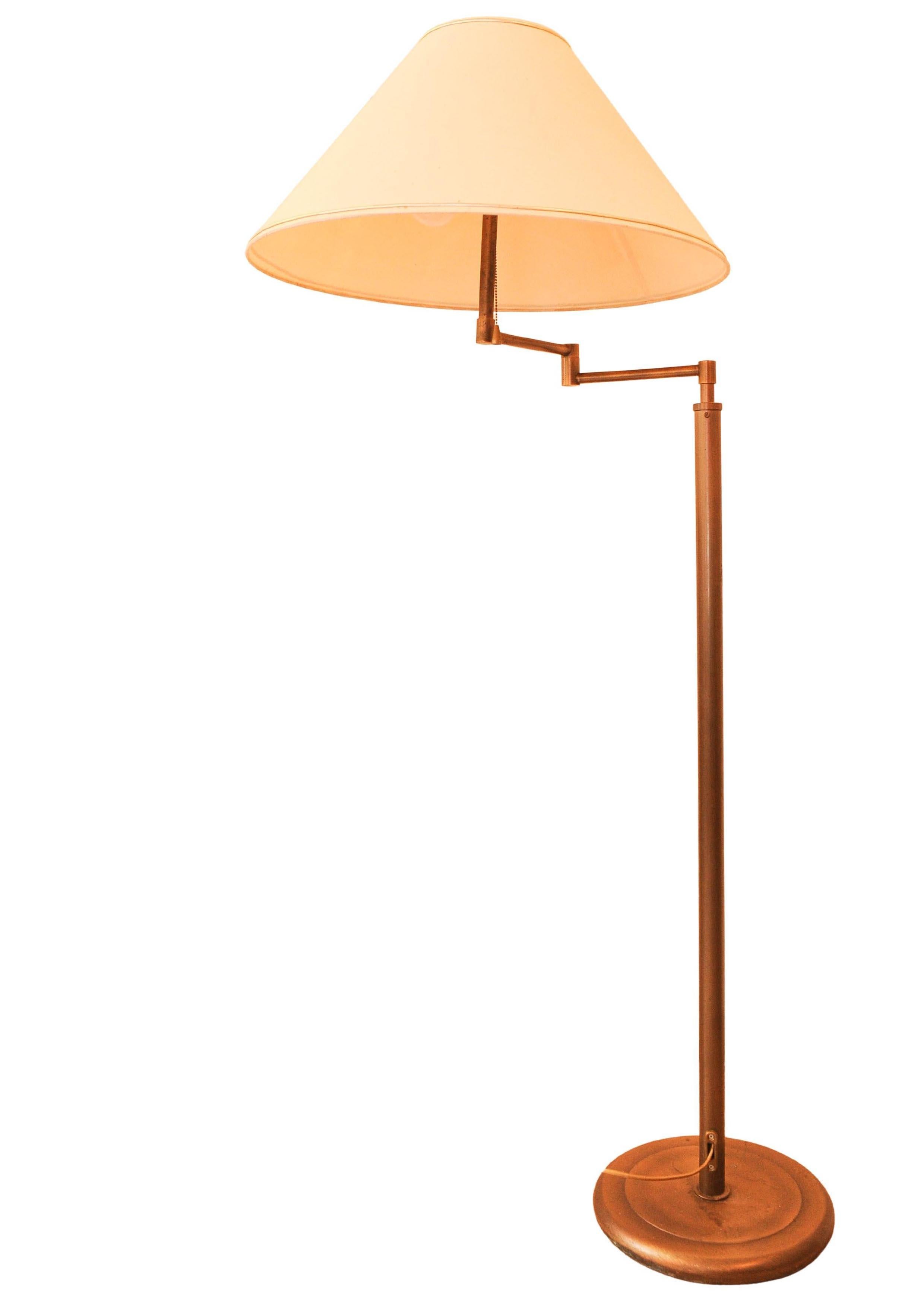 Brossé Walter Von Nessen, lampadaire standard avec abat-jour en laiton du milieu du siècle dernier en vente