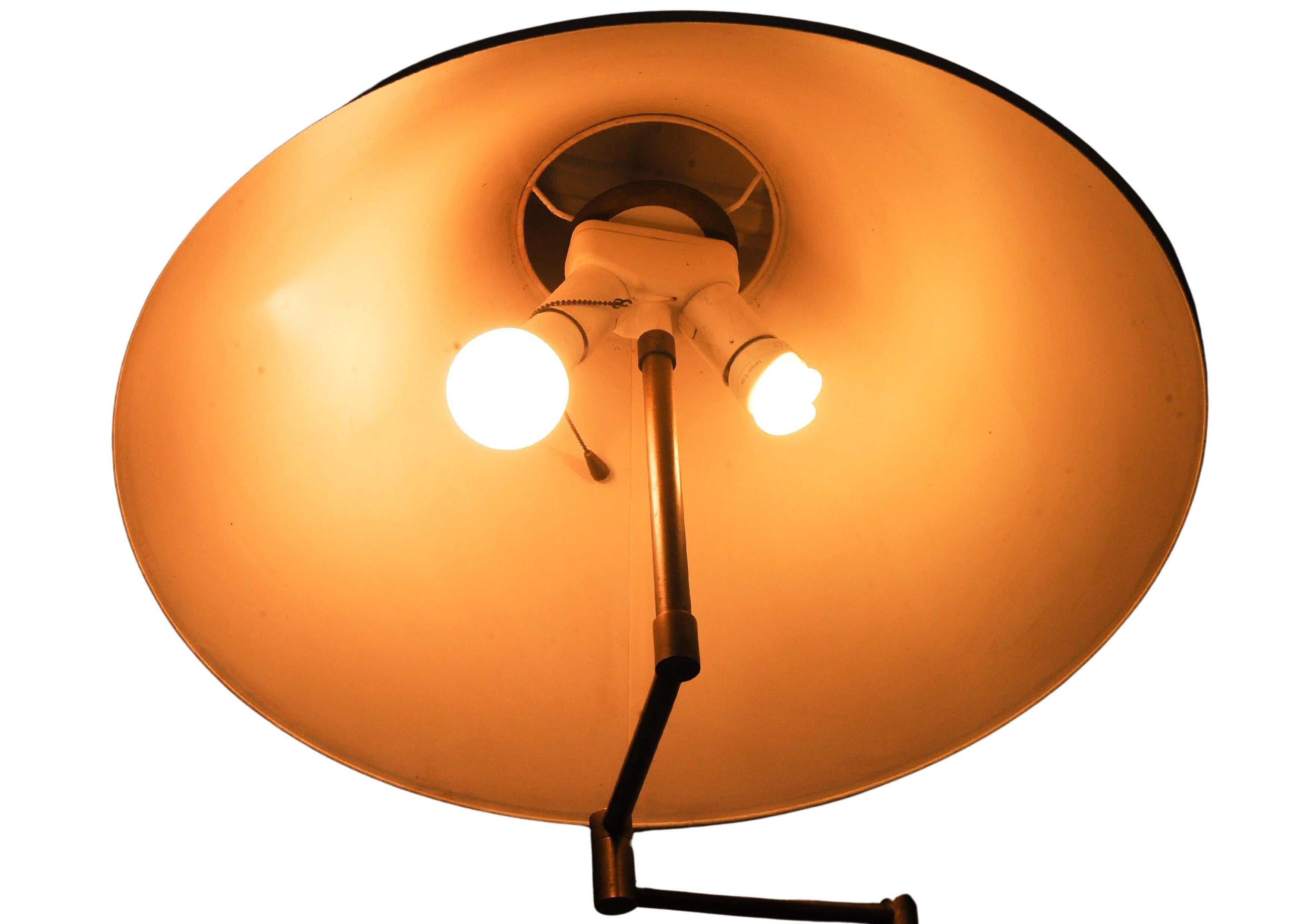 Walter Von Nessen, lampadaire standard avec abat-jour en laiton du milieu du siècle dernier Bon état - En vente à Reading, Berkshire