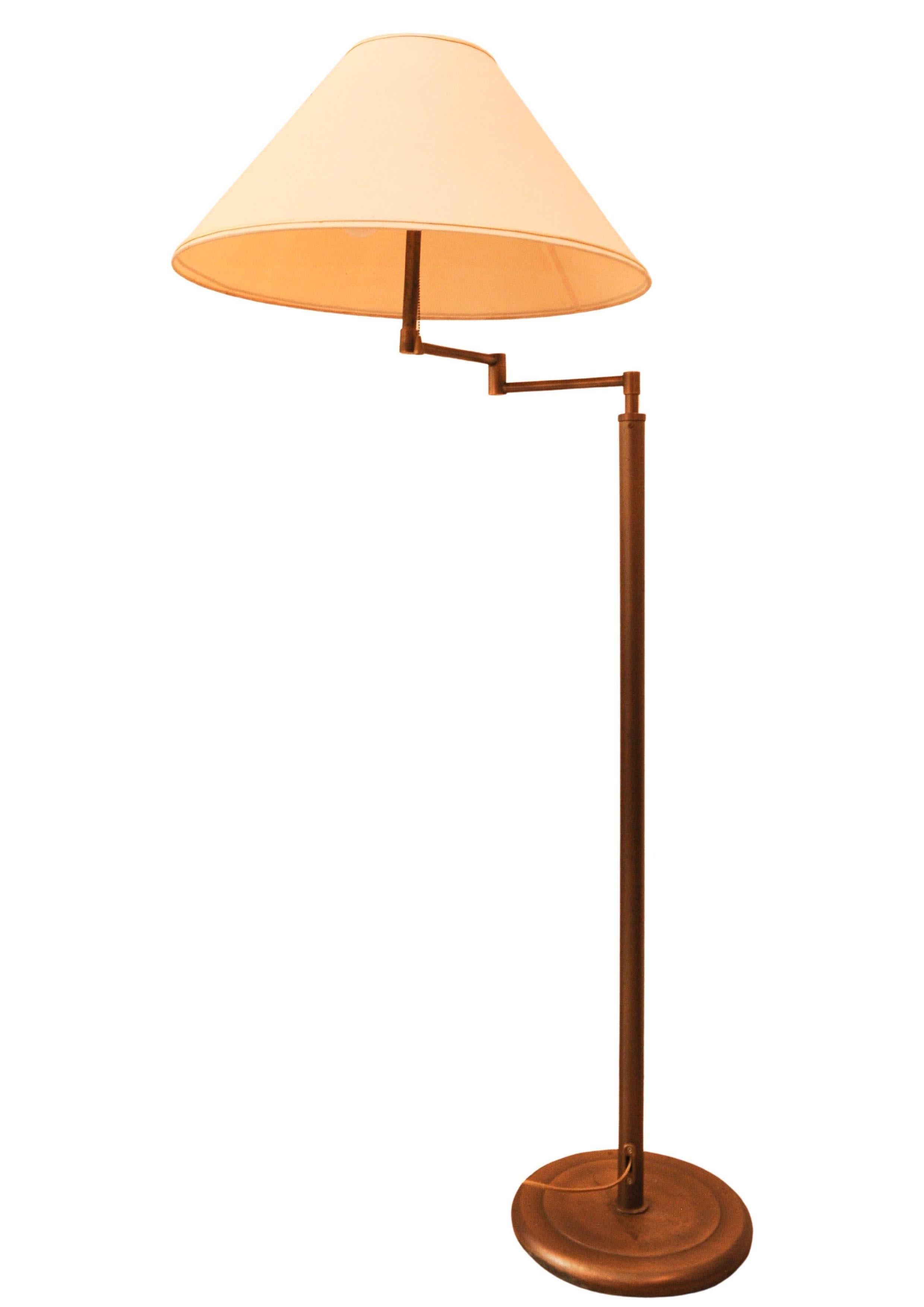 20ième siècle Walter Von Nessen, lampadaire standard avec abat-jour en laiton du milieu du siècle dernier en vente