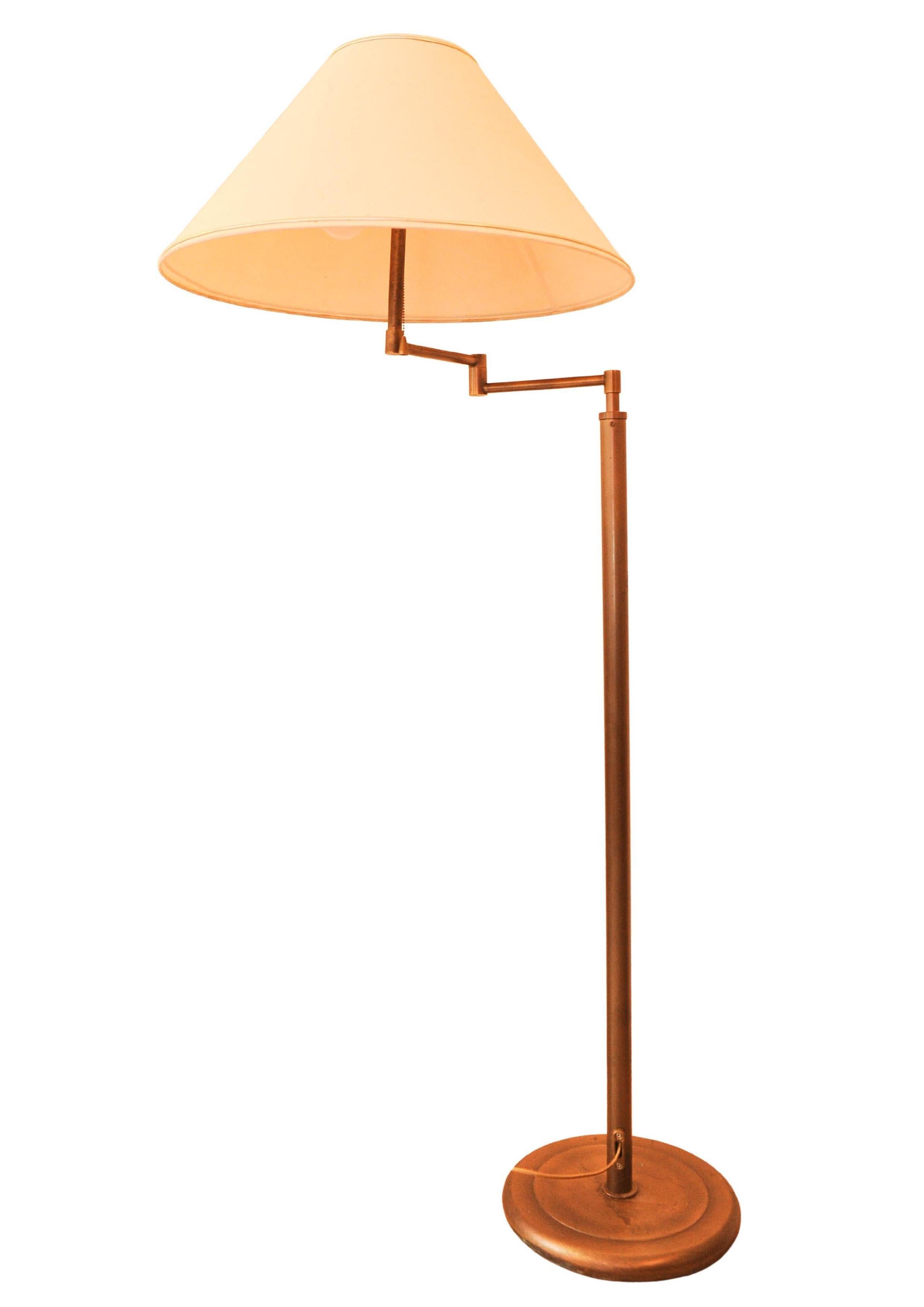 Laiton Walter Von Nessen, lampadaire standard avec abat-jour en laiton du milieu du siècle dernier en vente