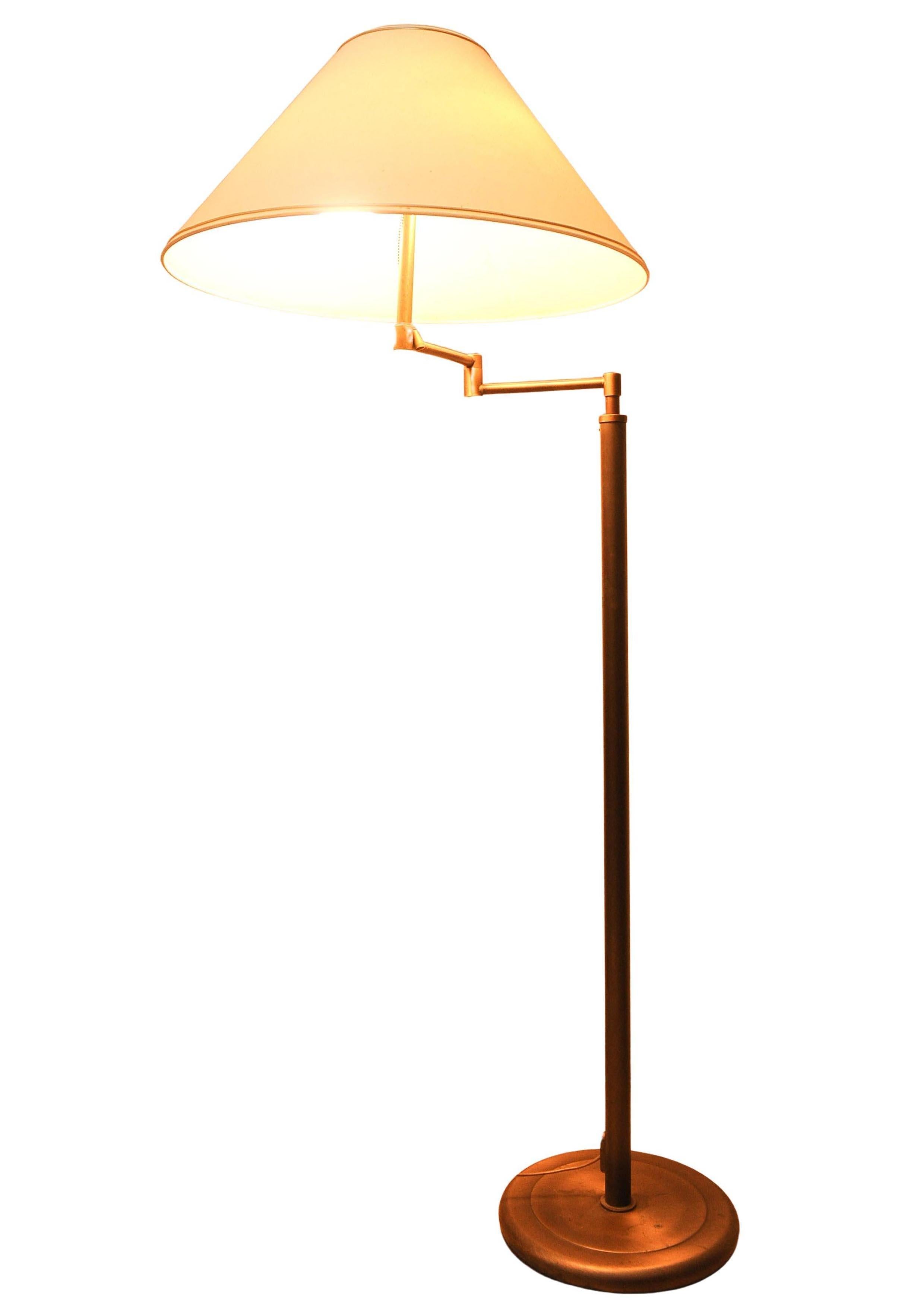 Walter Von Nessen, lampadaire standard avec abat-jour en laiton du milieu du siècle dernier en vente 1