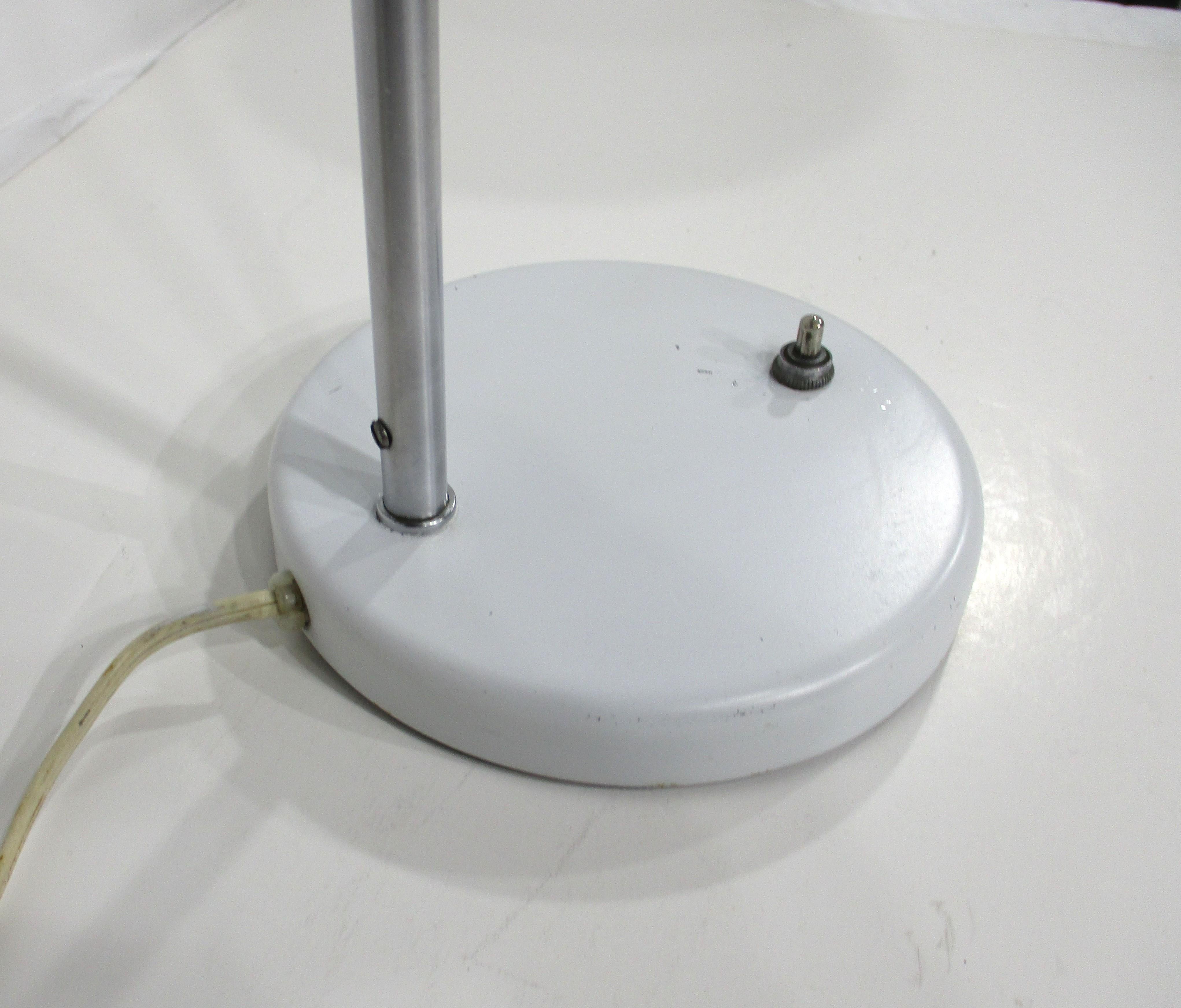 Lampe de bureau/de table mi-siècle Walter Von Nessen en vente 3