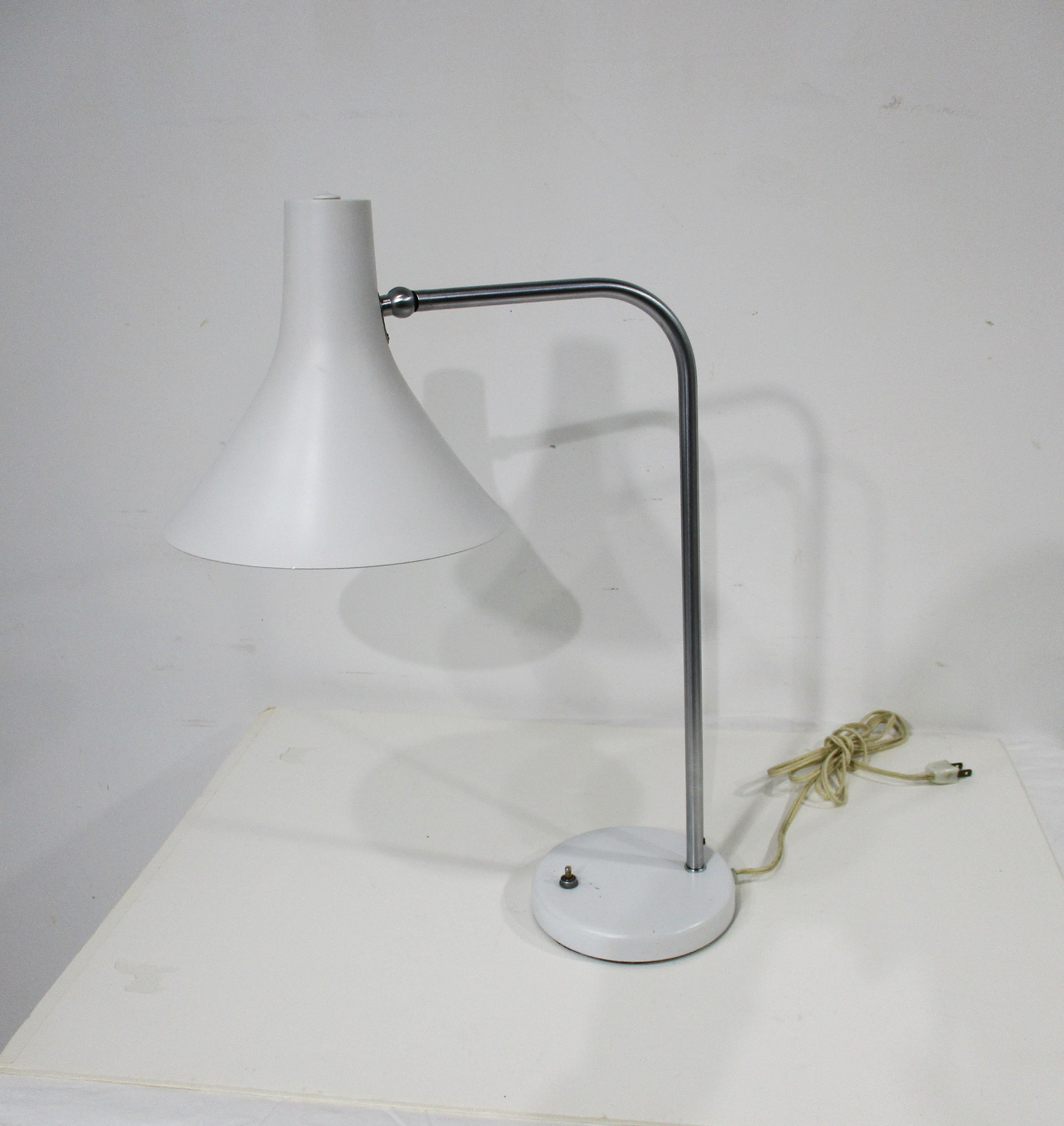 Lampe de bureau/de table mi-siècle Walter Von Nessen en vente 5