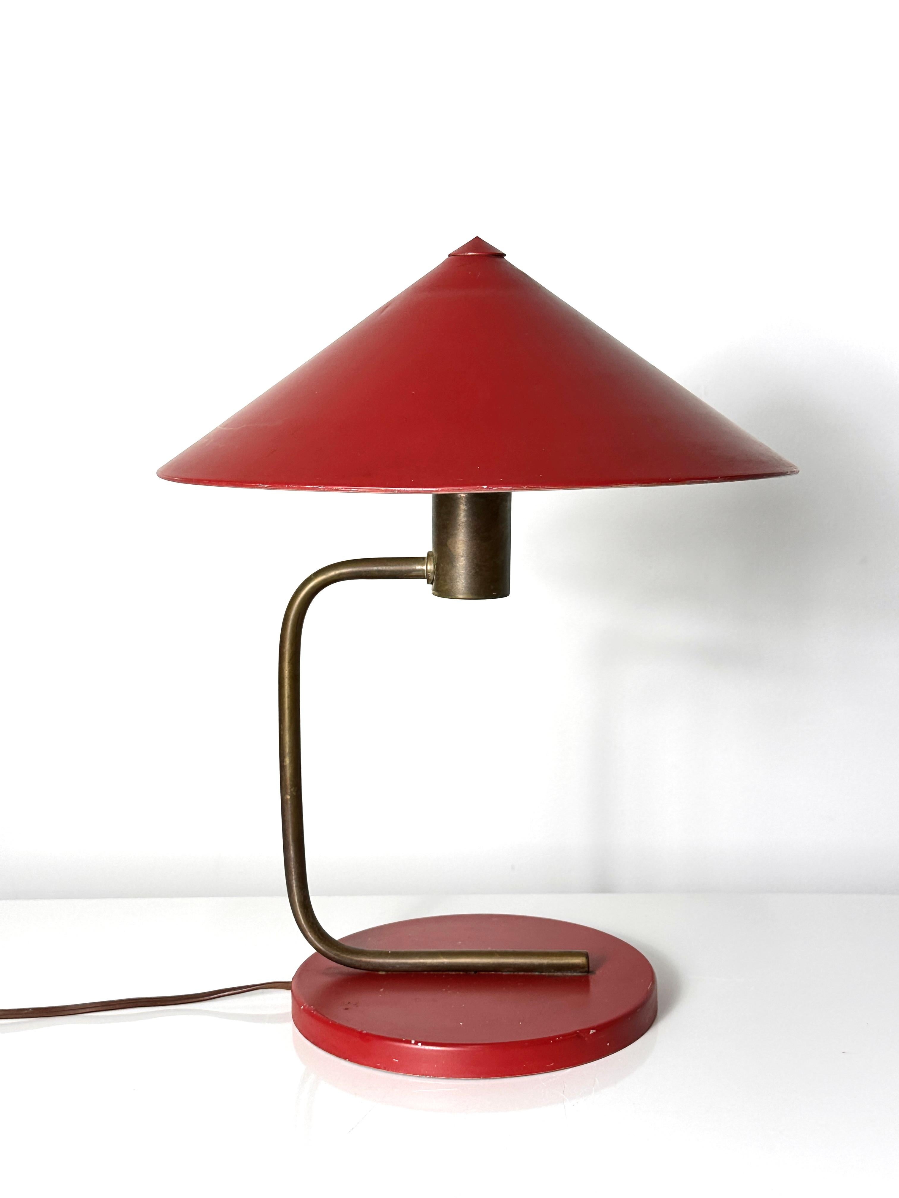 Walter Von Nessen Red Enamel and Brass Table Lamp 1930s Art Deco In Fair Condition In Troy, MI