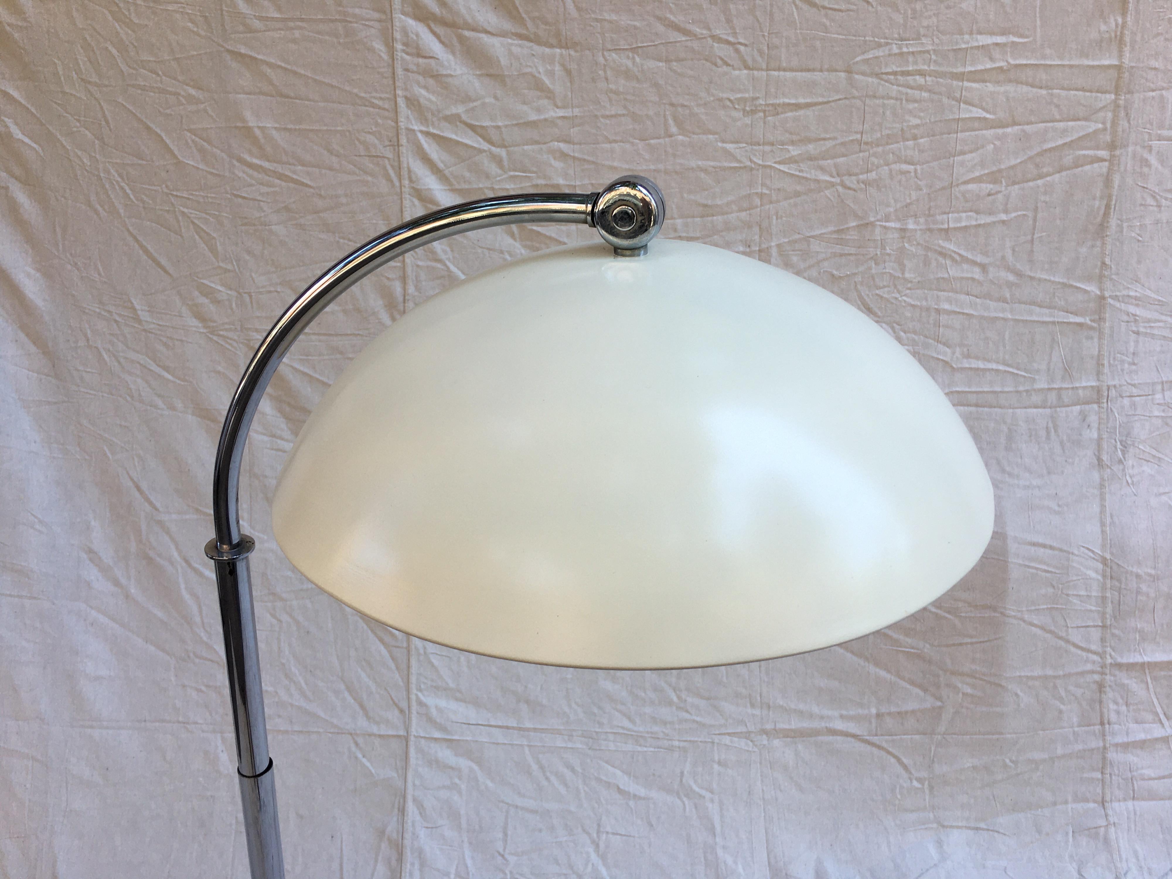 Walter Von Nessen late 1930s adjustable floor lamp. Lamp can be raised from 49