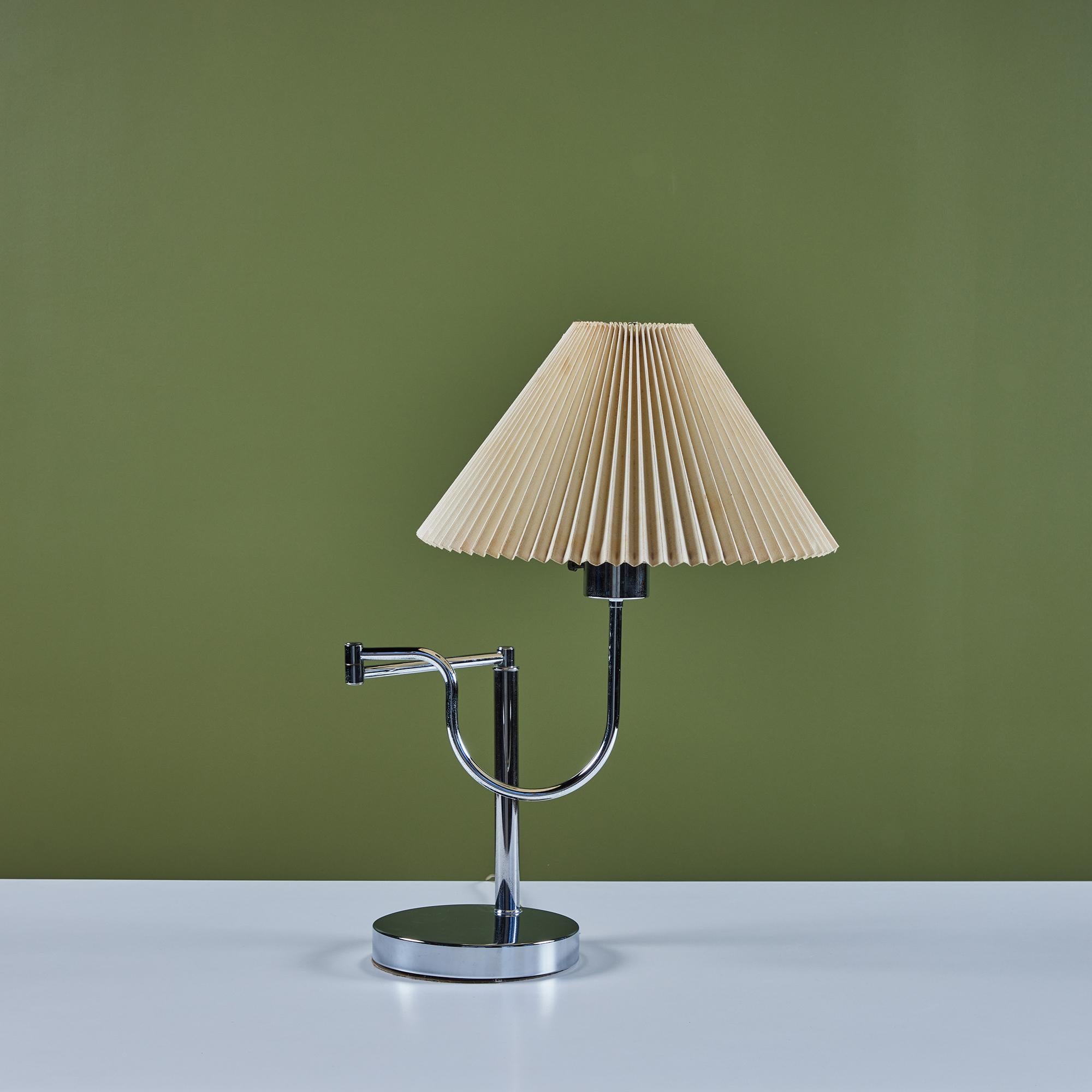 Walter von Nessen style table lamp c.1960s, USA. The table lamp features a curved chrome and stainless body with articulating arm.

Dimensions
19