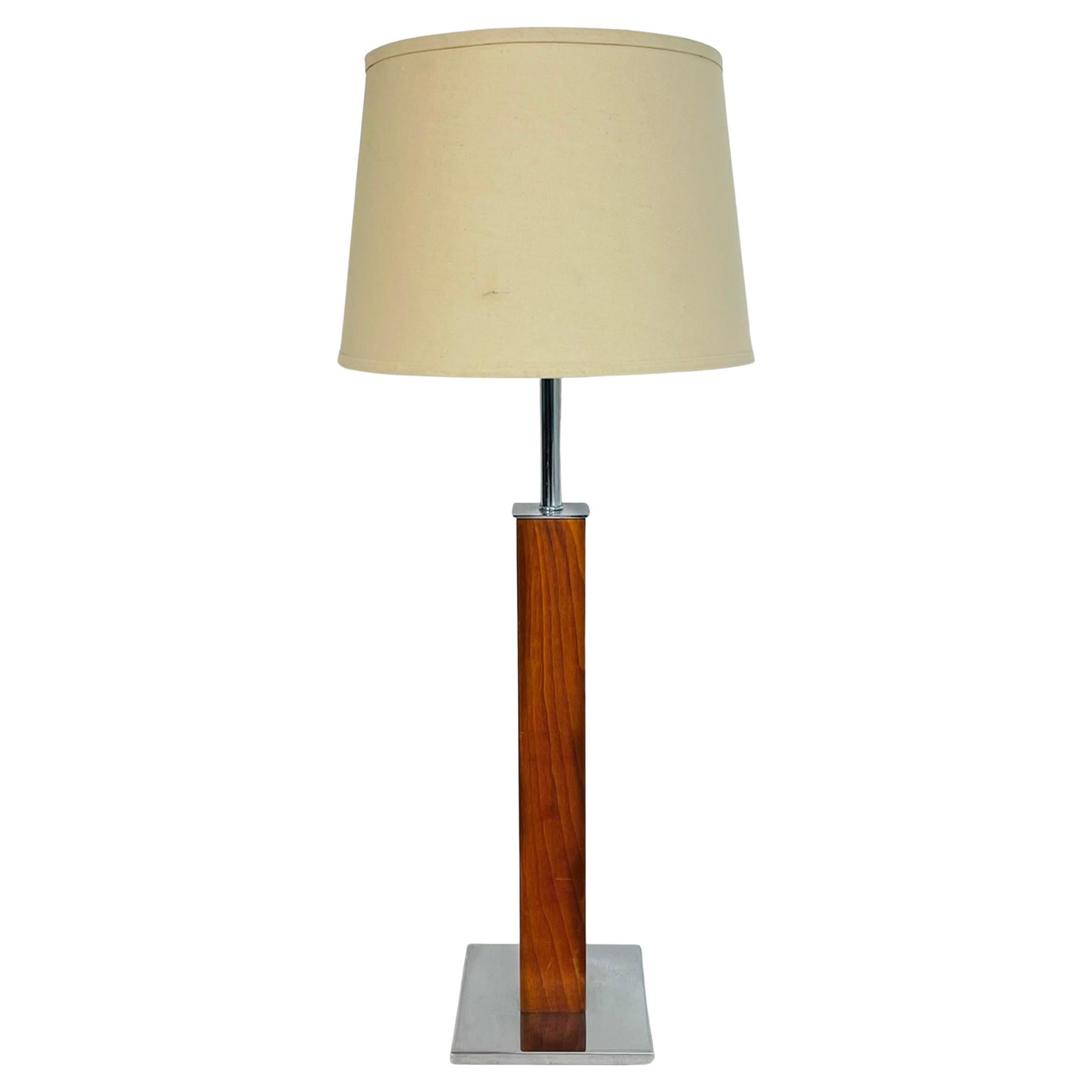 Walter Von Nessen Walnut and Chrome Table Lamp, USA, Mid-Century en venta
