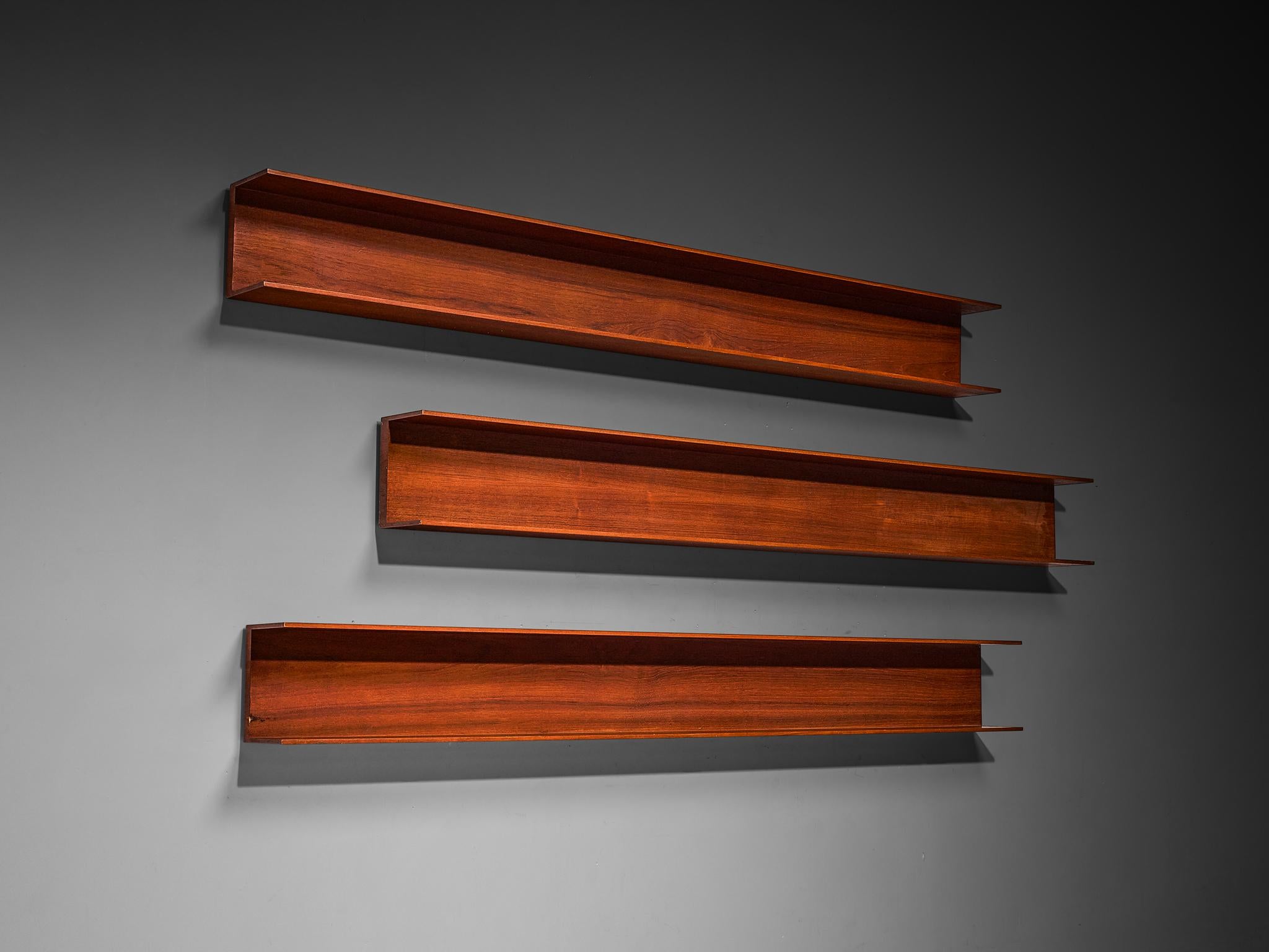 Walter Wirz per Wilhelm Renz, mensole da parete, teak, Germania, 1965

Queste mensole da parete sono state progettate da Walter Wirz per l'azienda tedesca Wilhelm Renz. Le mensole, con il loro bellissimo aspetto classico da design midcentury, sono