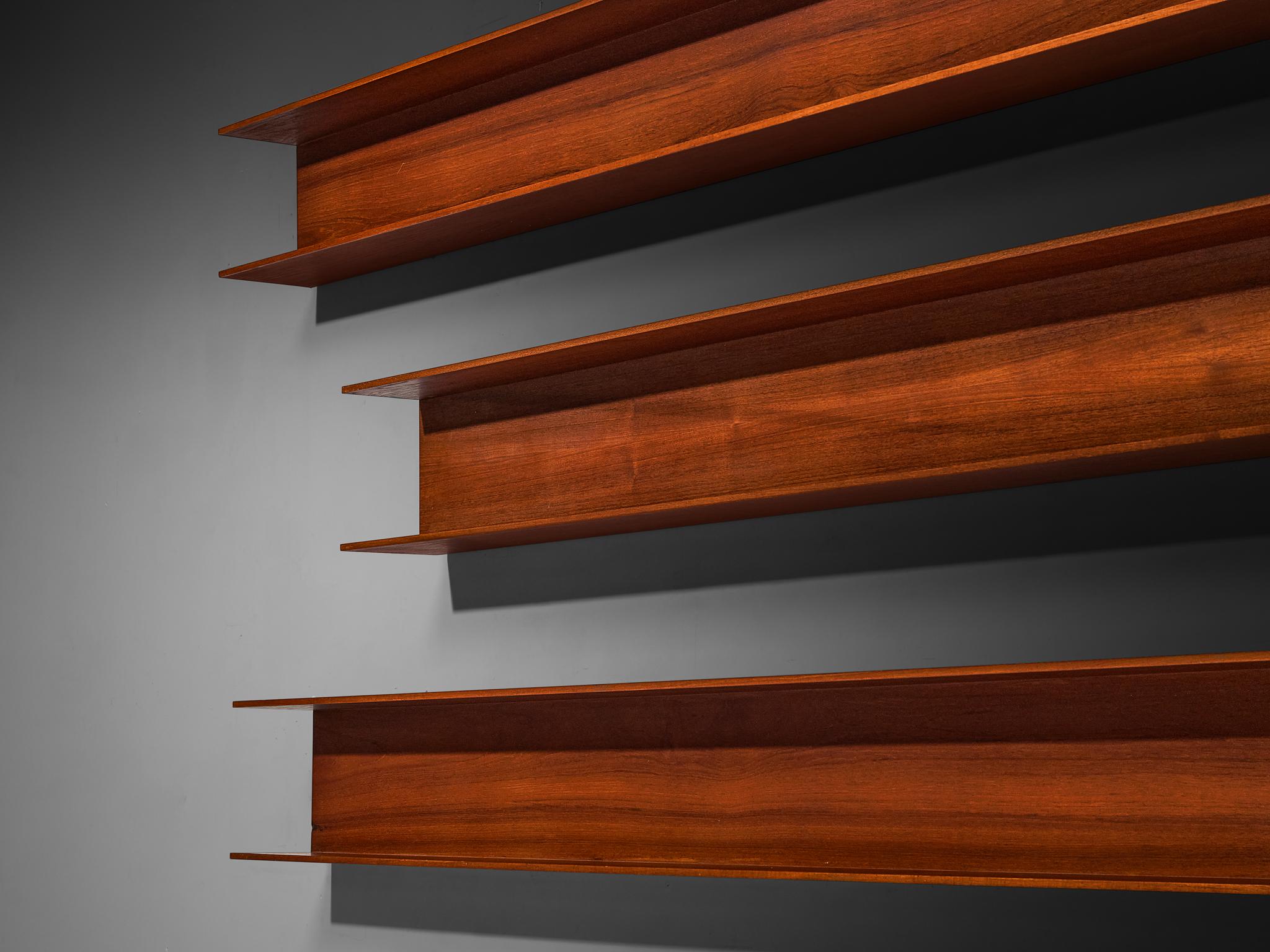 Mid-Century moderno Walter Wirz per Wilhelm Renz Scaffali da parete in teak in vendita