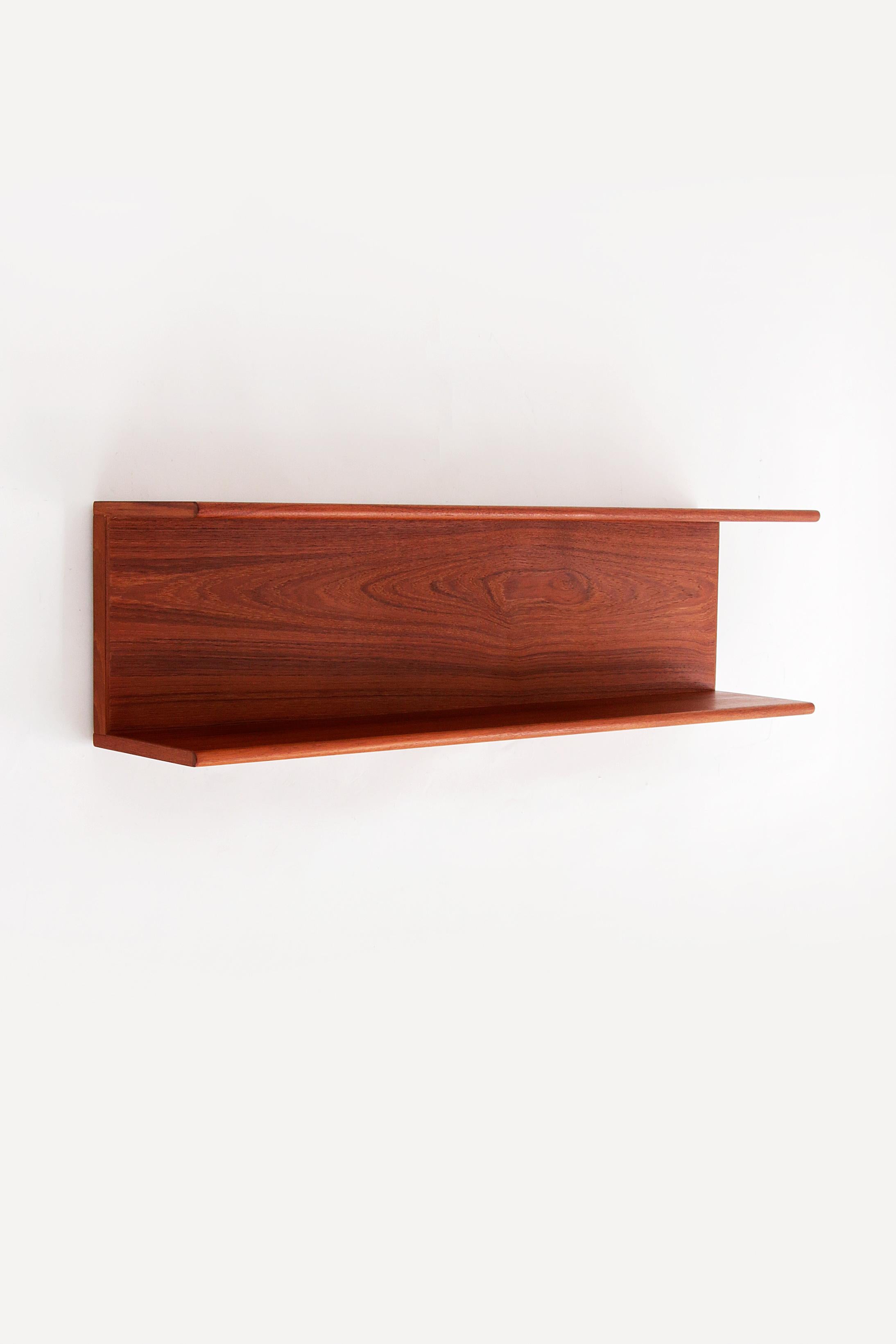 Walter Wirz Large Teak Wall Shelf - Wilhelm Renz 1960


Discover the timeless elegance of the Walter Wirz large wall shelf, an authentic piece of design history crafted by Wilhelm Renz in Germany, 1960. This U-shaped shelf, with its refined