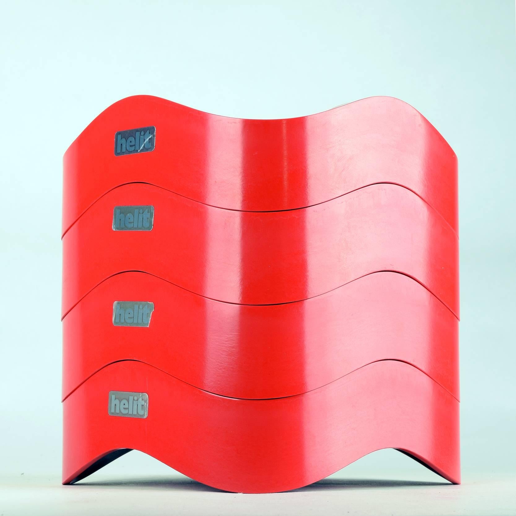 Walter Zeischegg pour Helit, Ulm, W. Allemagne
Grands cendriers / bols empilables, modèle 84009, conçu en 1967
Mélamine rouge, étiquettes originales.

Il s'agit d'une série de production précoce, dans un état proche de la perfection et ne