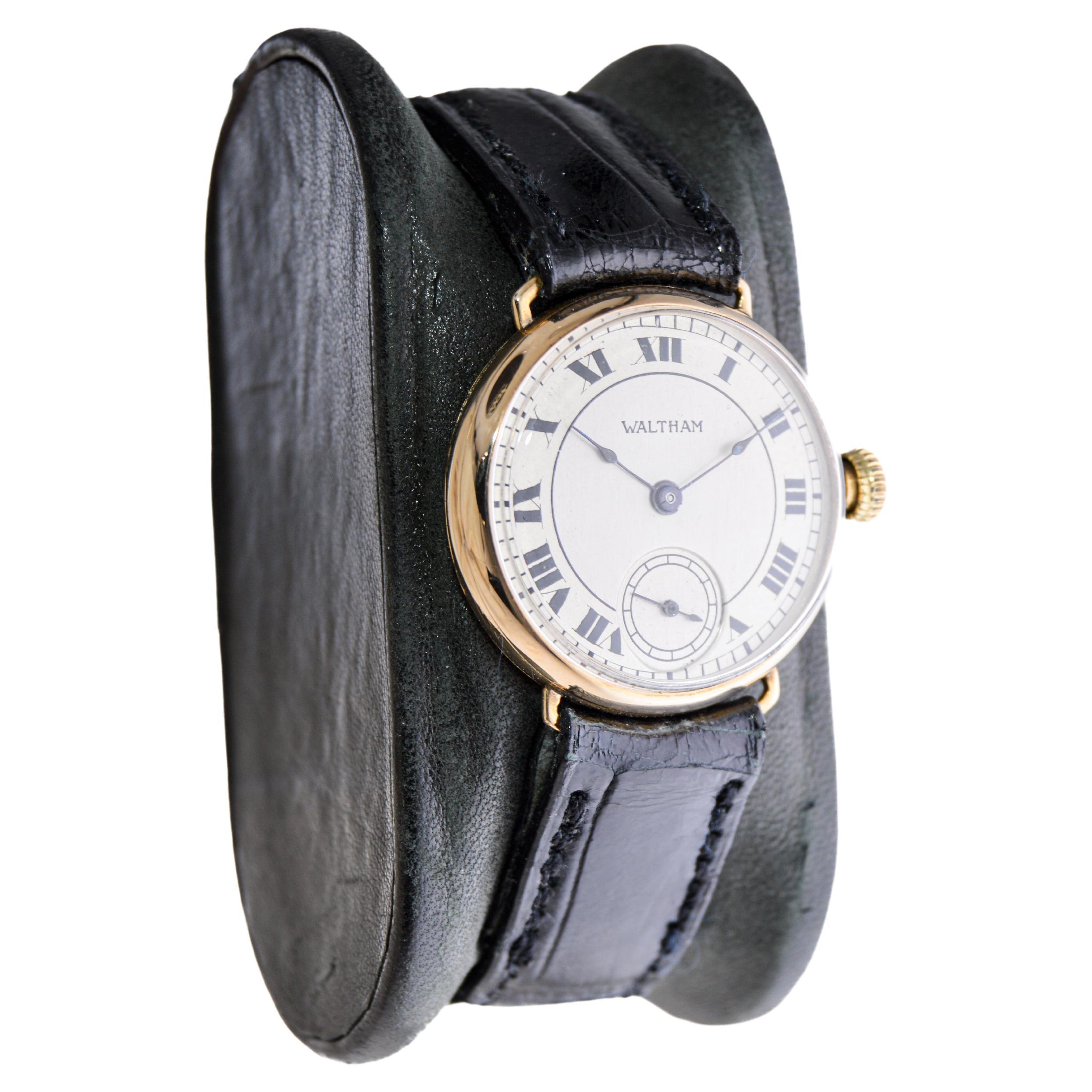 FABRIK / HAUS: Waltham Watch Company
STIL / REFERENZ: Art Deco / Campaigner Stil 
METALL / MATERIAL: 14Kt. Massiv Gold
CIRCA: 1918
ABMESSUNGEN: Länge 28mm X Durchmesser 27mm
UHRWERK / KALIBER: Handaufzug / 17 Jewels / Kaliber Ruby Series
ZIFFERBLATT
