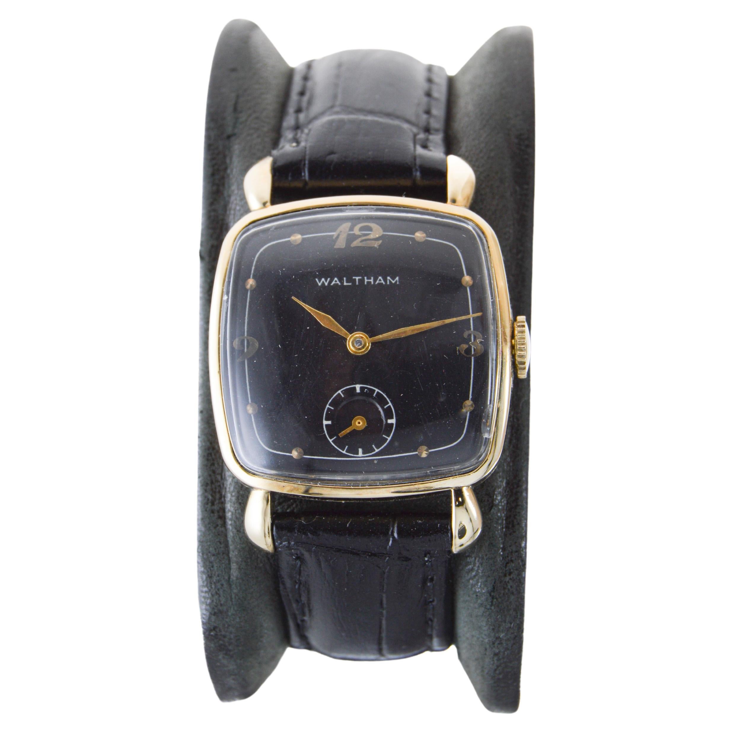 Art déco Waltham 14k Art Deco Cushion Shaped Watch with Original Rare Black Dial en vente