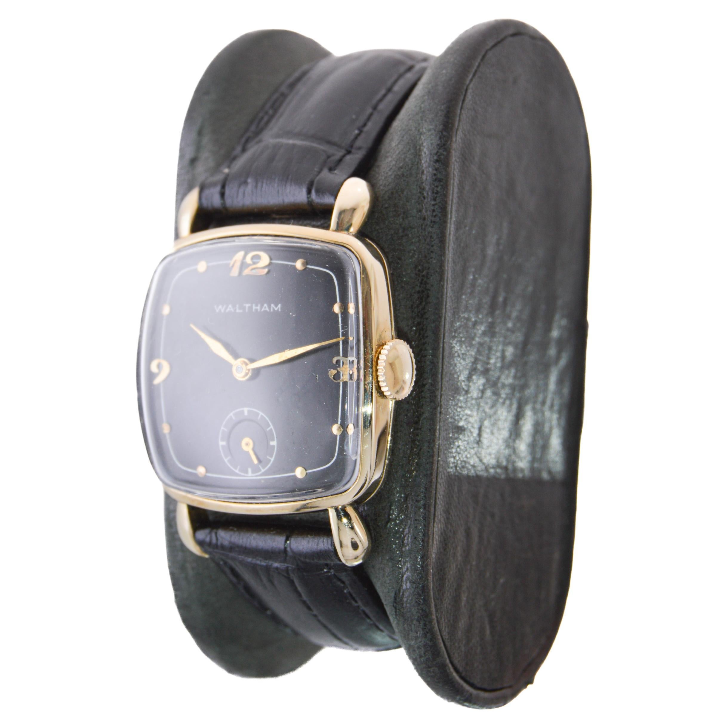 Waltham 14k Art Deco Cushion Shaped Watch with Original Rare Black Dial Excellent état - En vente à Long Beach, CA