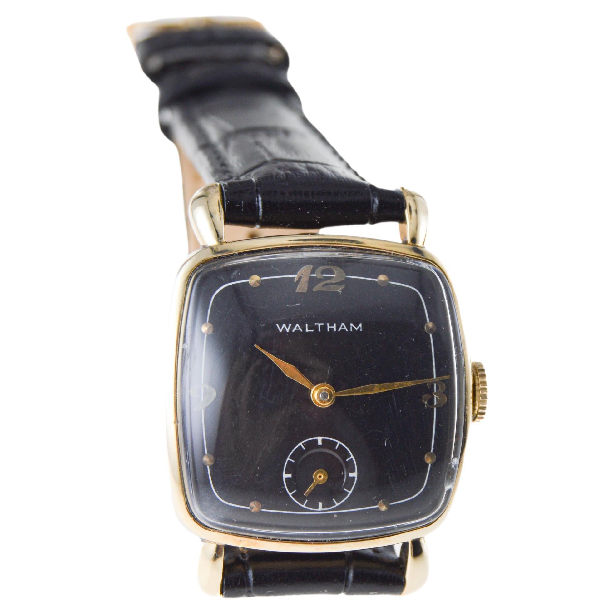 Waltham 14k Art Deco Cushion Shaped Watch with Original Rare Black Dial Unisexe en vente
