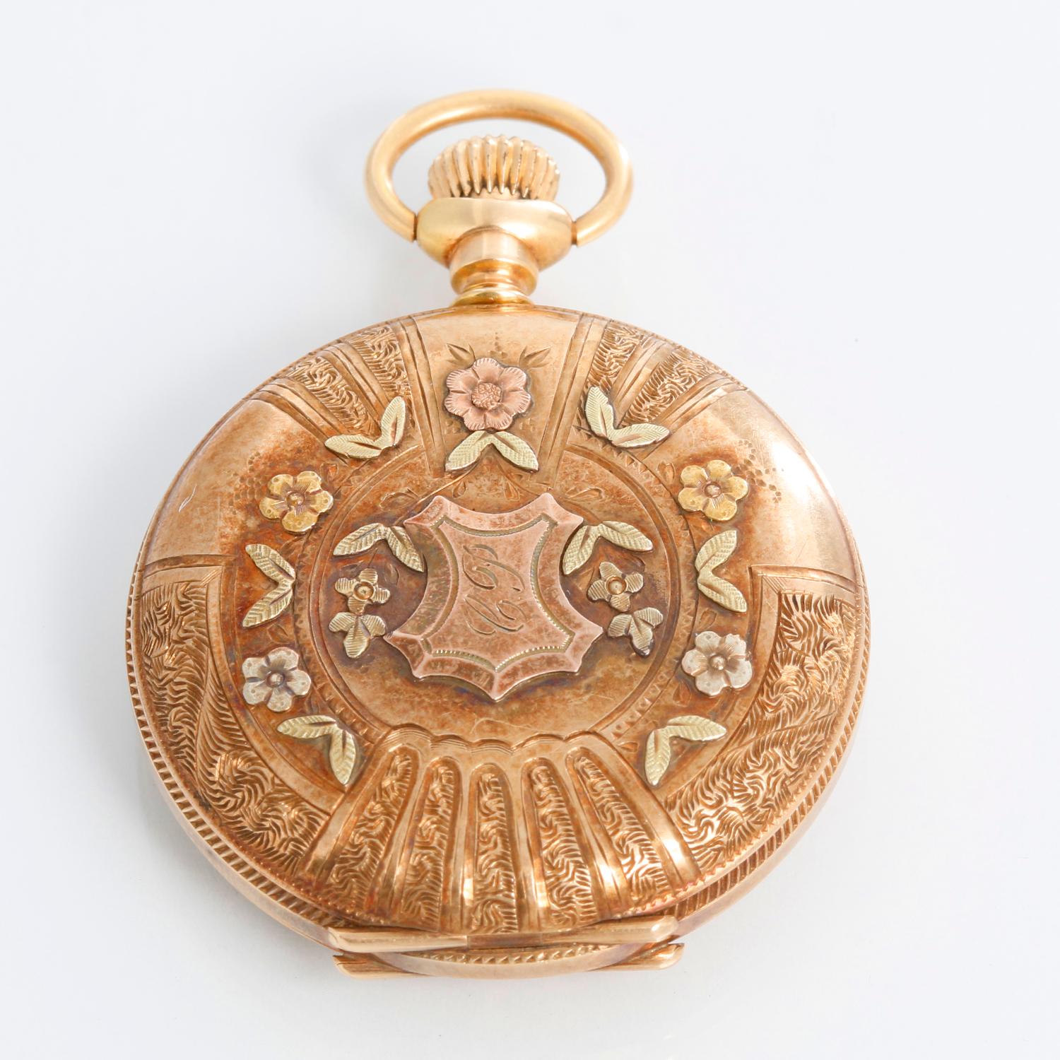 Waltham 14K Tri Gold Ladies Pendant Pocket Watch - Manual winding. 14K Yellow Gold, Rose Gold and Green Gold ornate case (34 mm ). White dial with Roman numerals. Pre-owned with custom box.
Will be serviced upon purchase. Delivery time will vary.