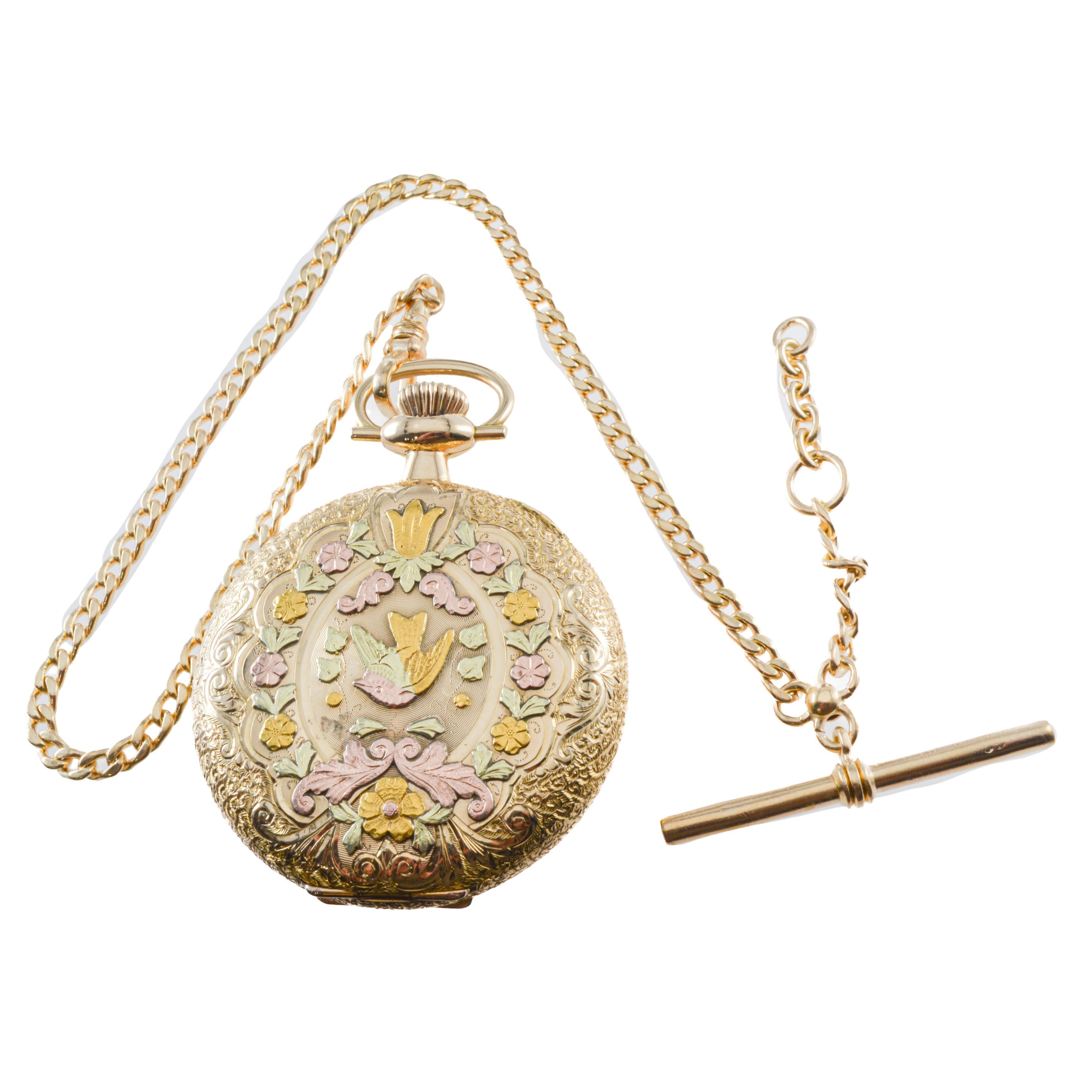 FABBRICA / CASA: Waltham Watch Company
STILE / RIFERIMENTO: Valigetta Hunters multicolore misura 16 / Crescent Street
METALLO / MATERIALE: Oro massiccio 14Kt multicolore
CIRCA / ANNO: 1907
DIMENSIONI: Diametro 67 mm
MOVIMENTO / CALIBRO: Carica