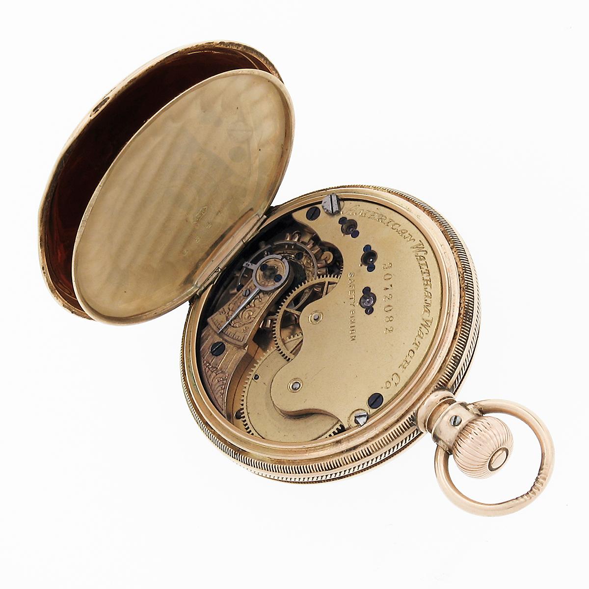 Aquí tenemos un magnífico reloj de bolsillo antiguo fabricado en América por la American Waltham Watch Co. Incorpora el movimiento de 13 rubíes de cuerda de vástago y engastado por palanca de grado 