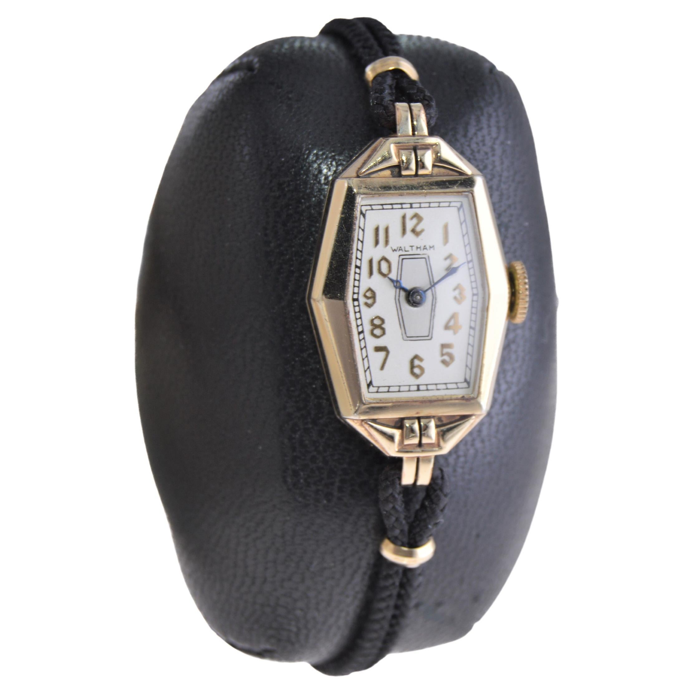 Waltham Montre-bracelet pour dames en or Art déco en vente 1
