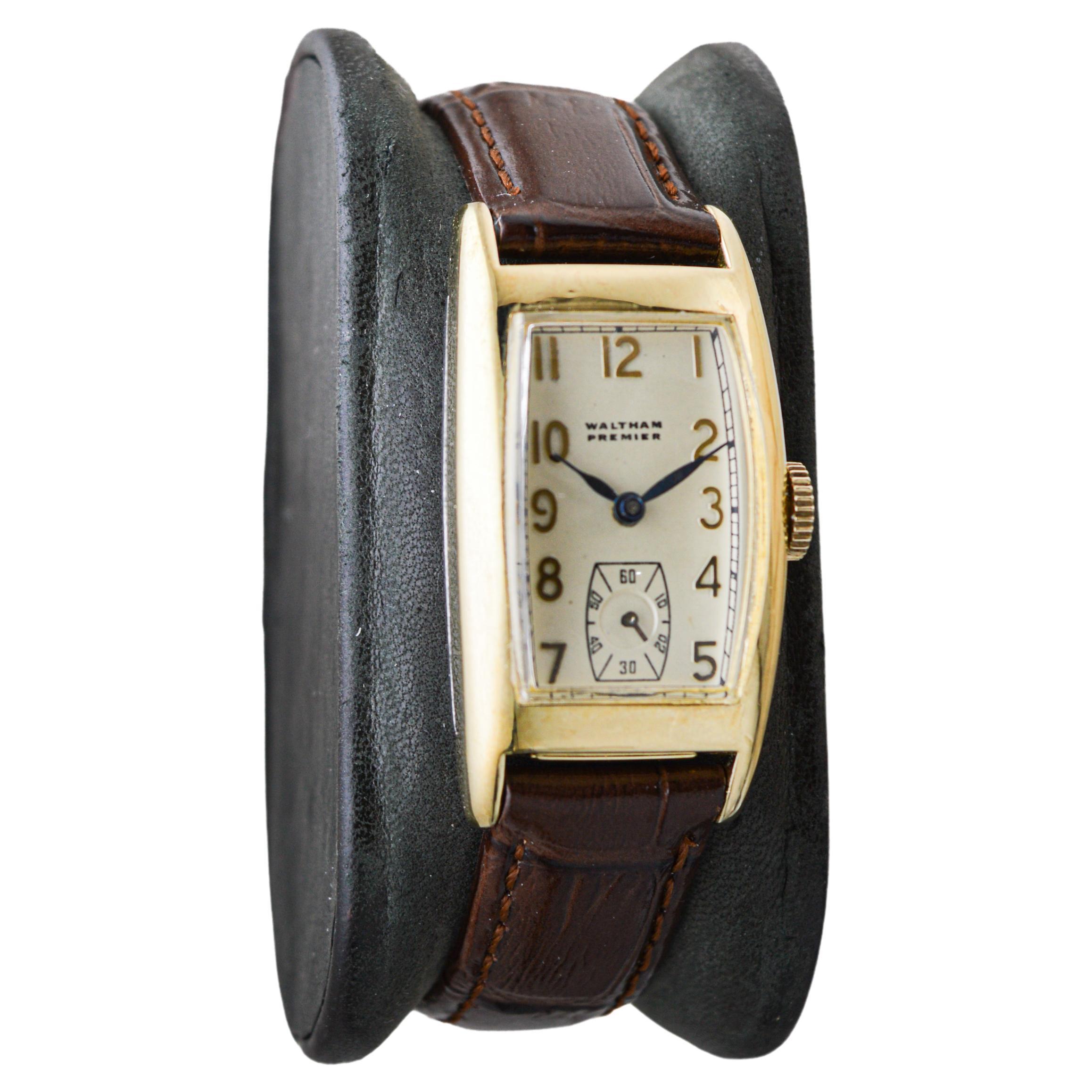 FABRIK / HAUS: Waltham Watch Company
STIL / REFERENZ: Art Deco / Premier
METALL / MATERIAL: Gelbgold gefüllt
CIRCA / JAHR: 1940er Jahre
ABMESSUNGEN / GRÖSSE: Länge 39mm X Durchmesser 21mm
UHRWERK / KALIBER: Handaufzug / 9 Jewels / Kaliber 740