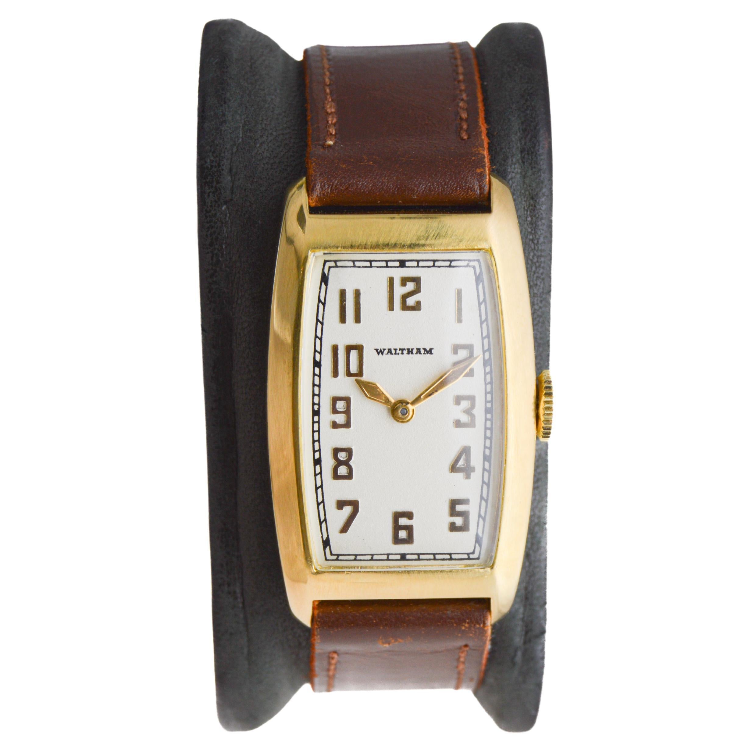 Waltham Gold Filled Art Deco Tonneau Uhr mit makellosem Original Zifferblatt aus 1934 (Art déco) im Angebot