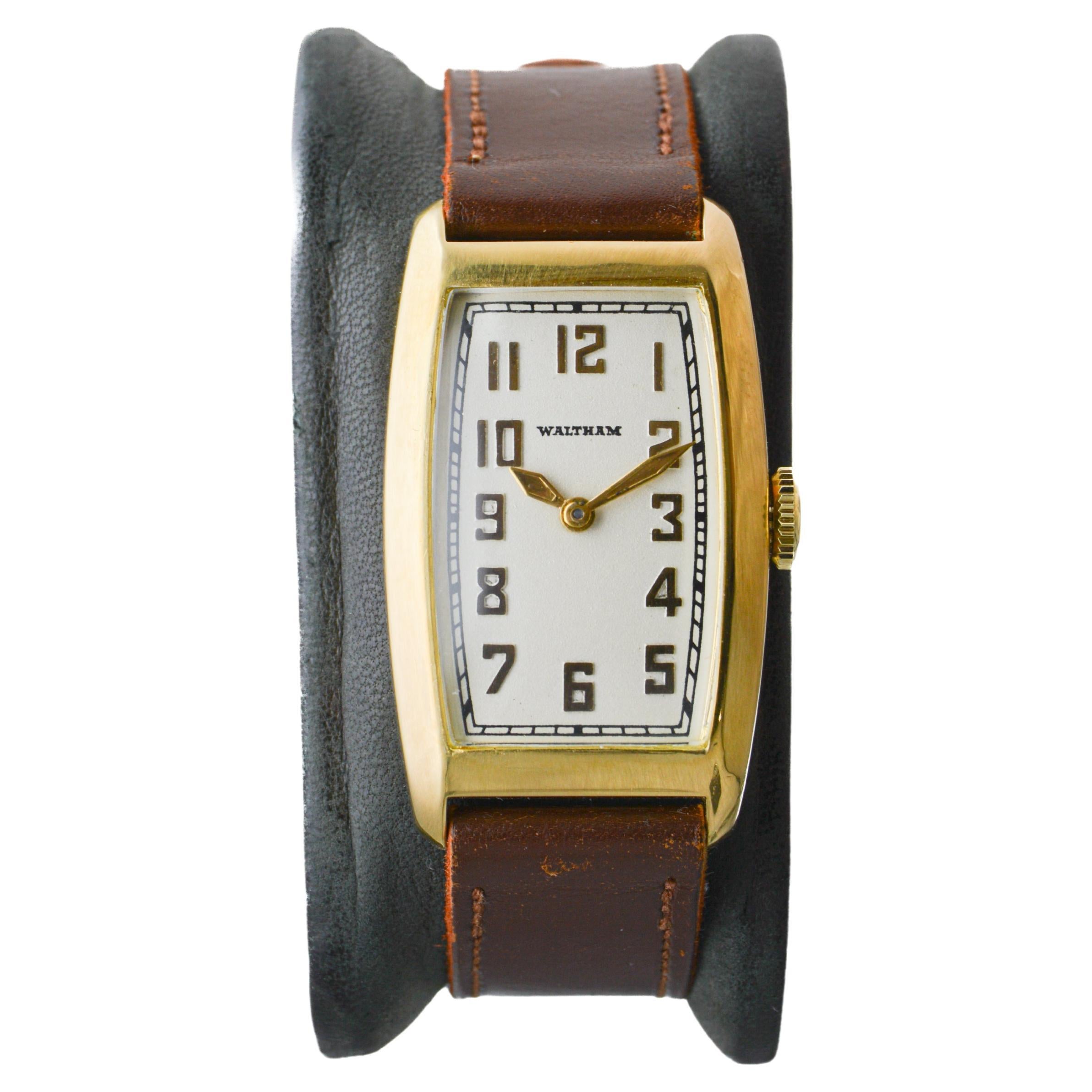 Waltham Tonneau Montre Art déco remplie d'or avec cadran original sans défaut de 1934 en vente