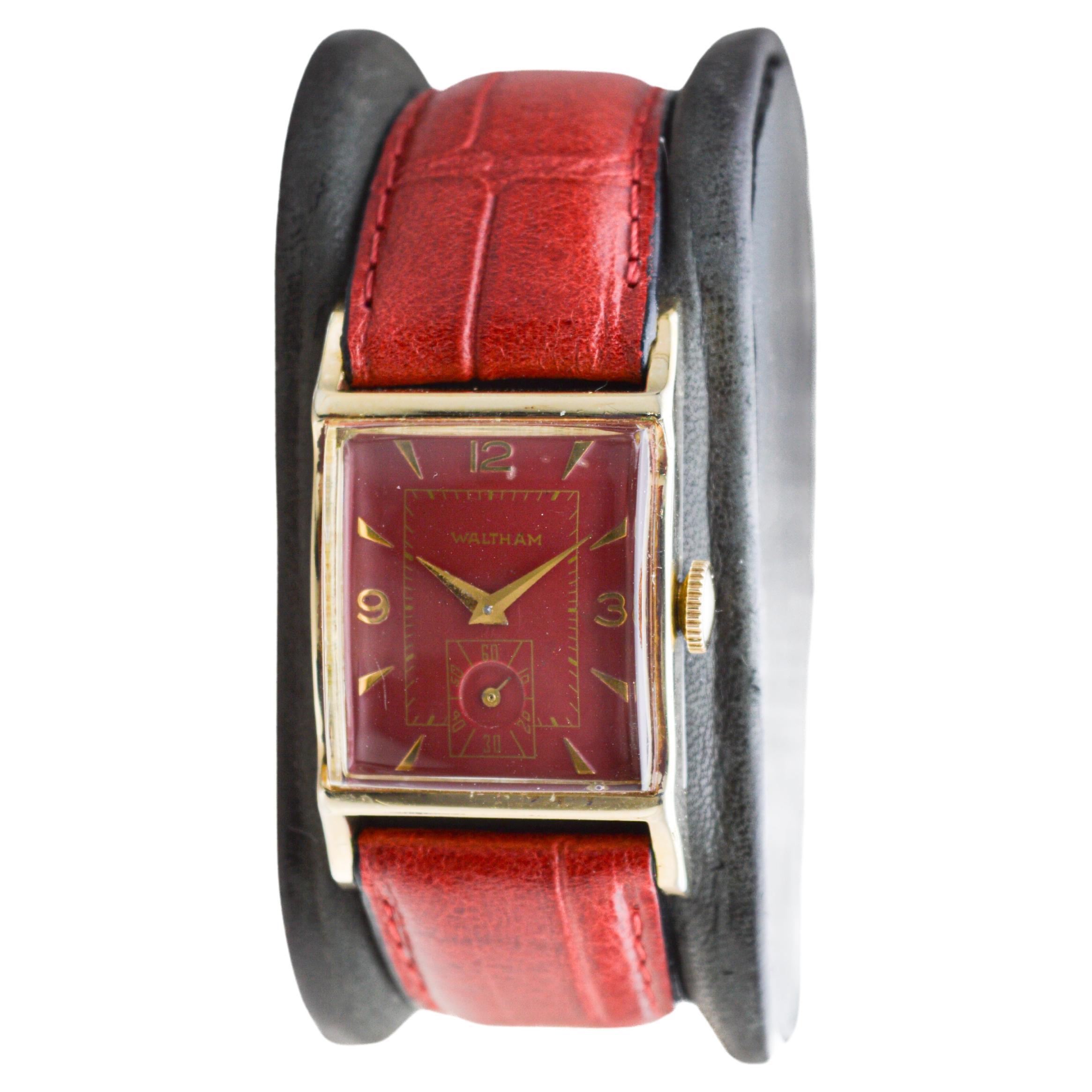Waltham Gold-gefüllte Art Deco Uhr mit rotem Zifferblatt um 1950 (Art déco) im Angebot