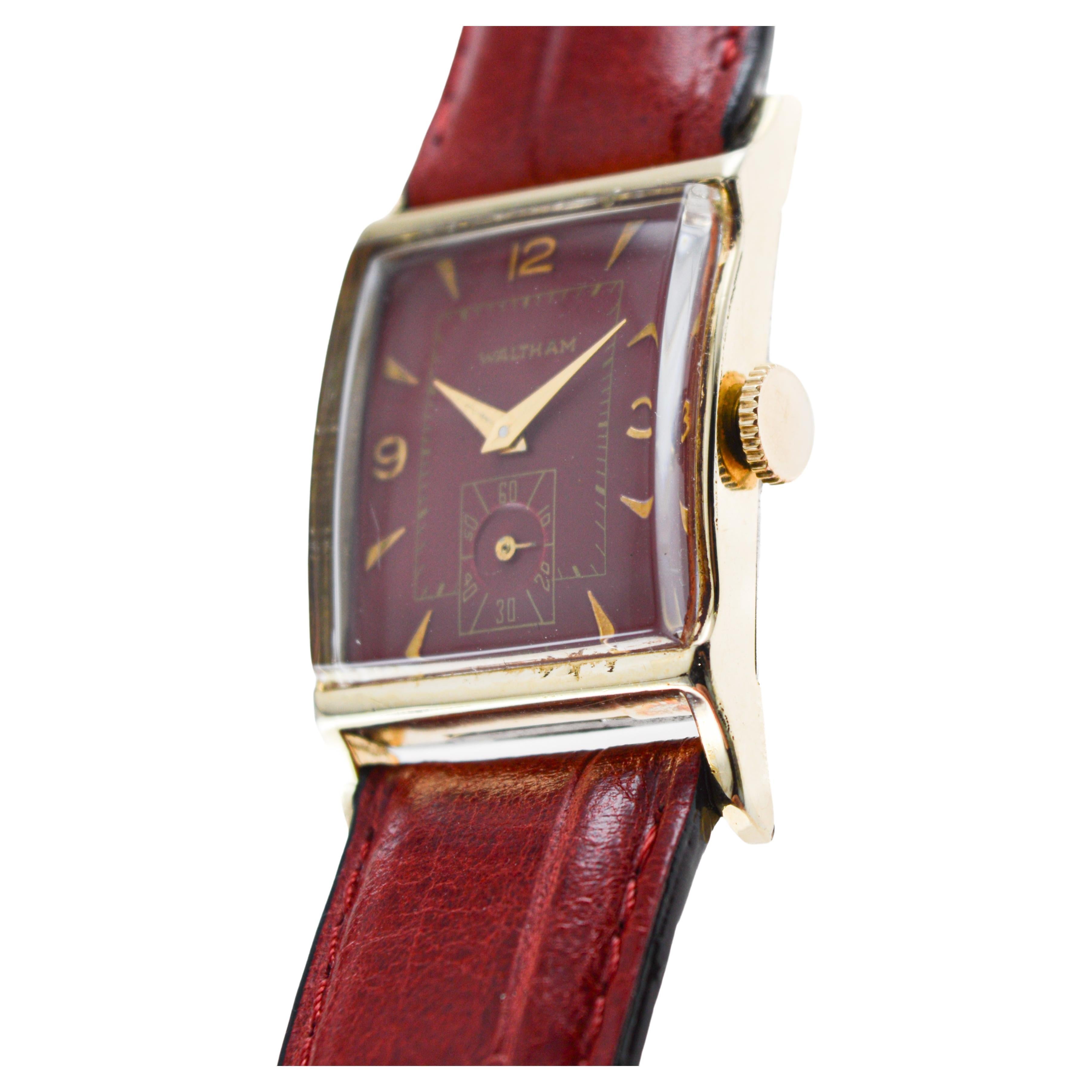 Montre Waltham Art déco en or avec cadran rouge personnalisé circa, années 1950 en vente 2