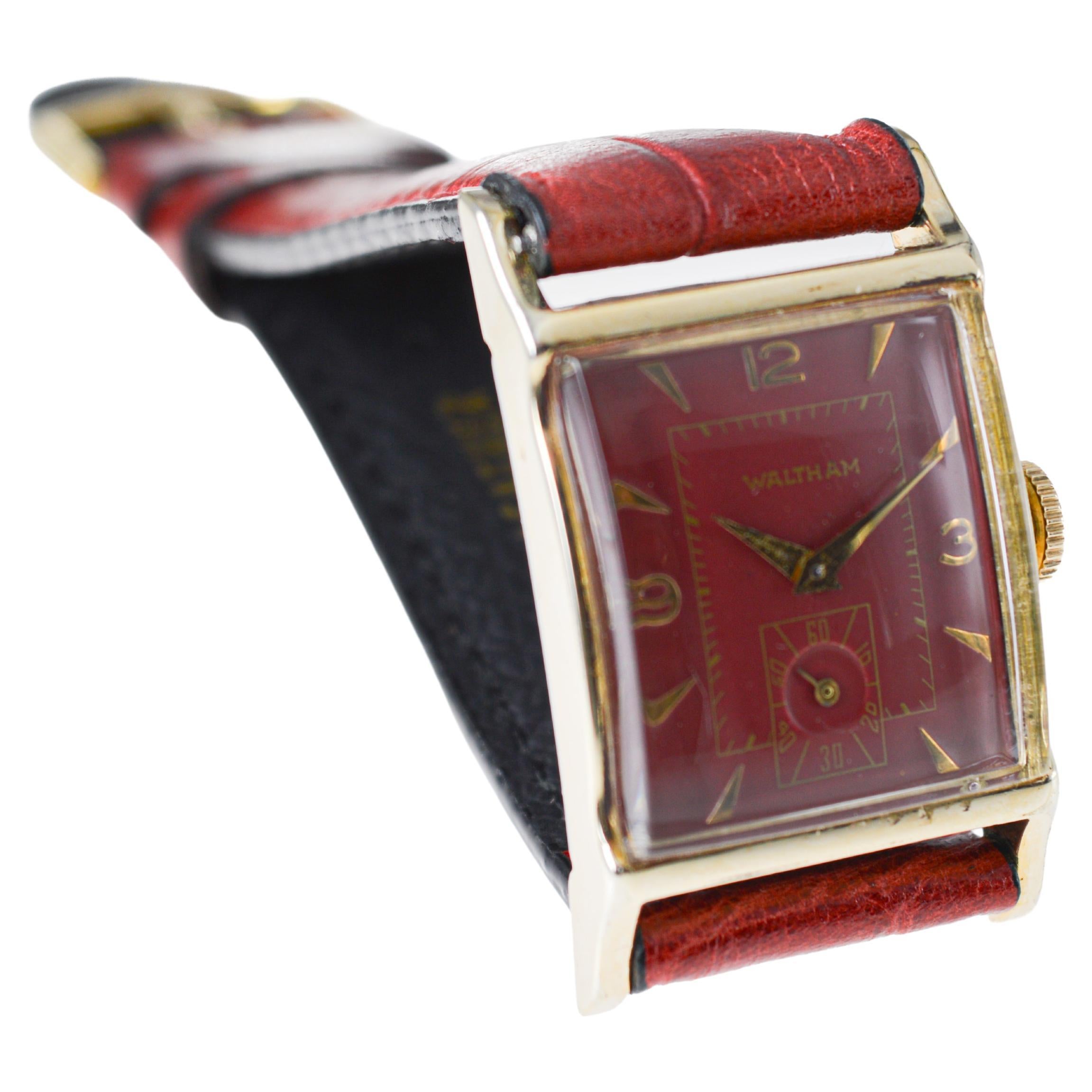 Montre Waltham Art déco en or avec cadran rouge personnalisé circa, années 1950 en vente 3