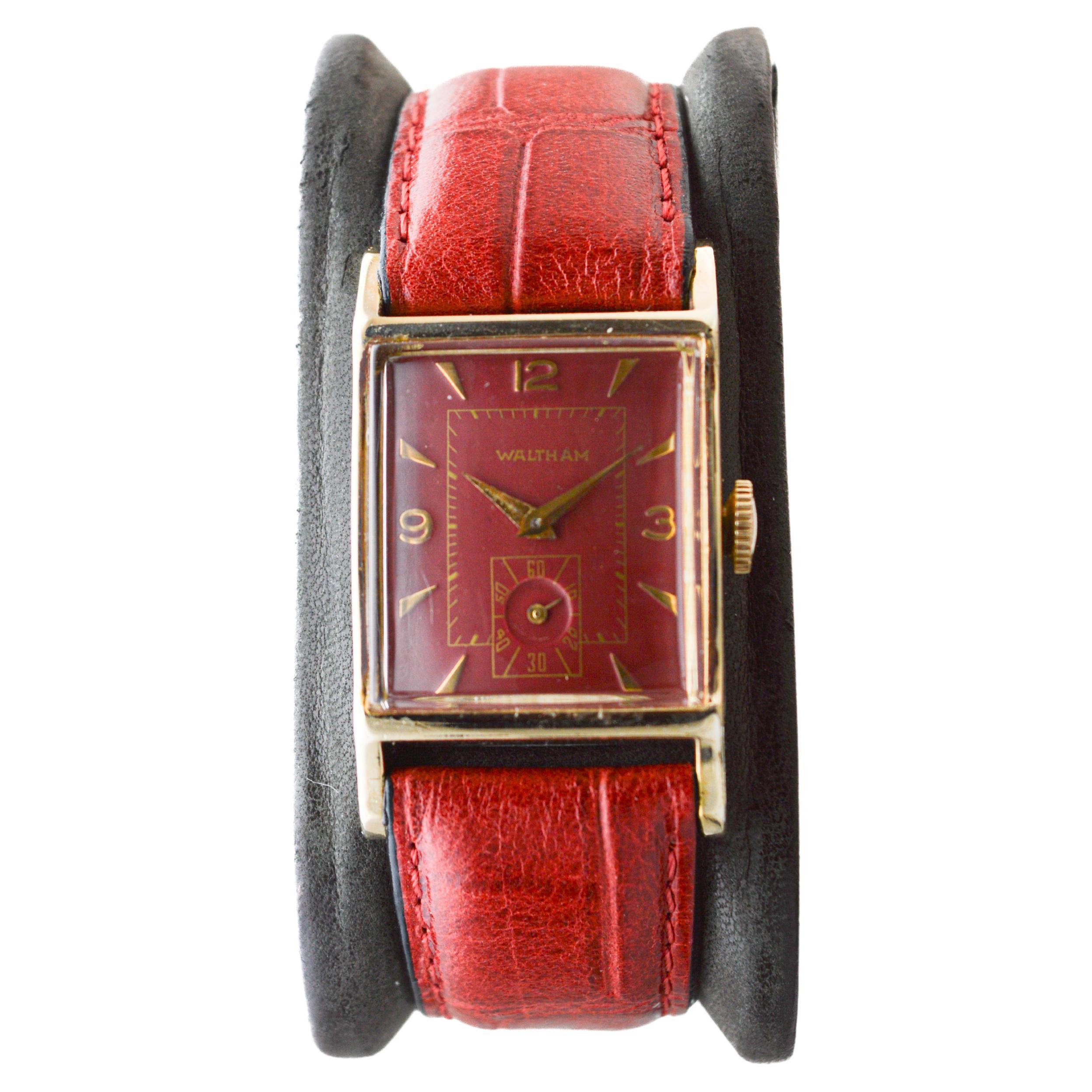 Montre Waltham Art déco en or avec cadran rouge personnalisé circa, années 1950 en vente