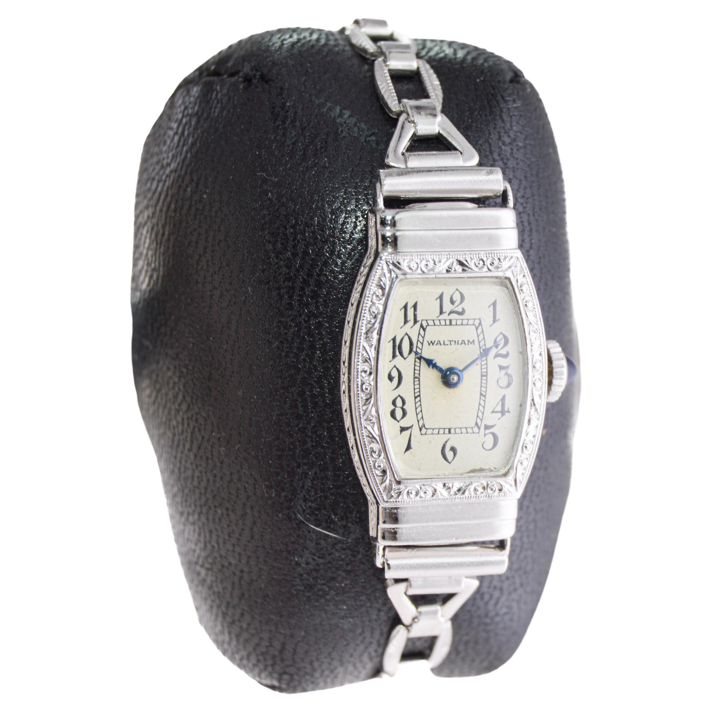 USINE / MAISON : Waltham Watch Company
STYLE / RÉFÉRENCE : Art Deco / Bracelet original
MÉTAL / MATIÈRE : Remplie d'or blanc
CIRCA / ANNÉE : 1932
DIMENSIONS / TAILLE : Longueur 32mm X Largeur 16mm
MOUVEMENT / CALIBRE : Remontage manuel / 15 rubis 