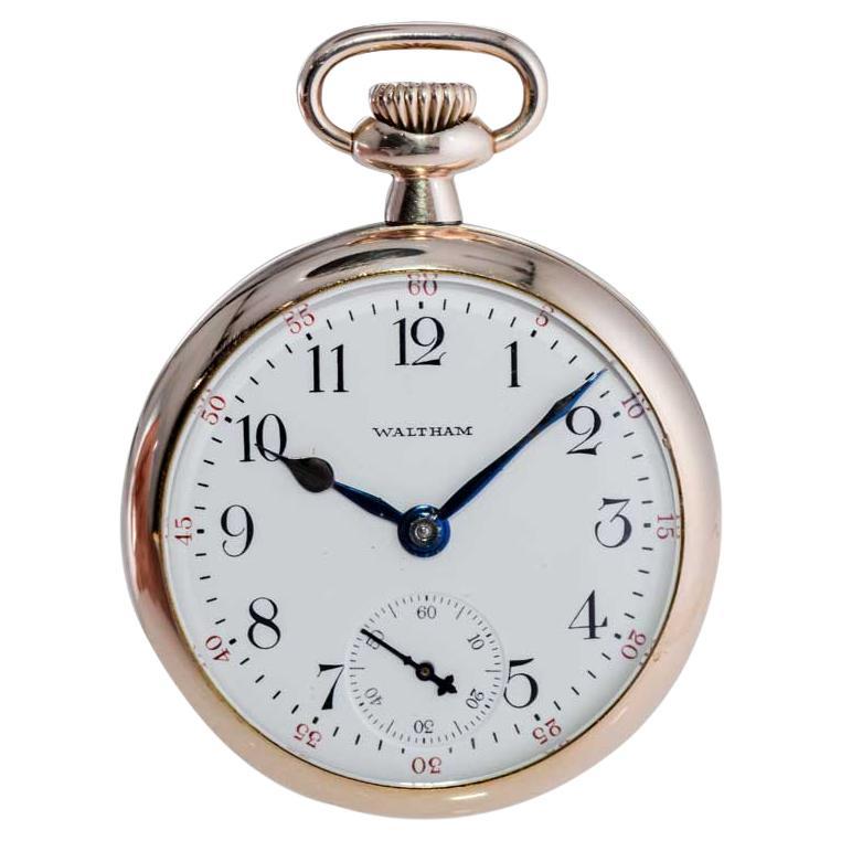 FABRIK / HAUS: Waltham Watch Company
STYLE / REFERENZ: 16 Größe
METALL / MATERIAL: Gelbgold gefüllt 
CIRCA / JAHR: 1880
ABMESSUNGEN / GRÖSSE: Durchmesser 49mm
UHRWERK / KALIBER: Handaufzug / 21 Jewels 
ZIFFERBLATT / ZEIGER: Makelloses, im Ofen