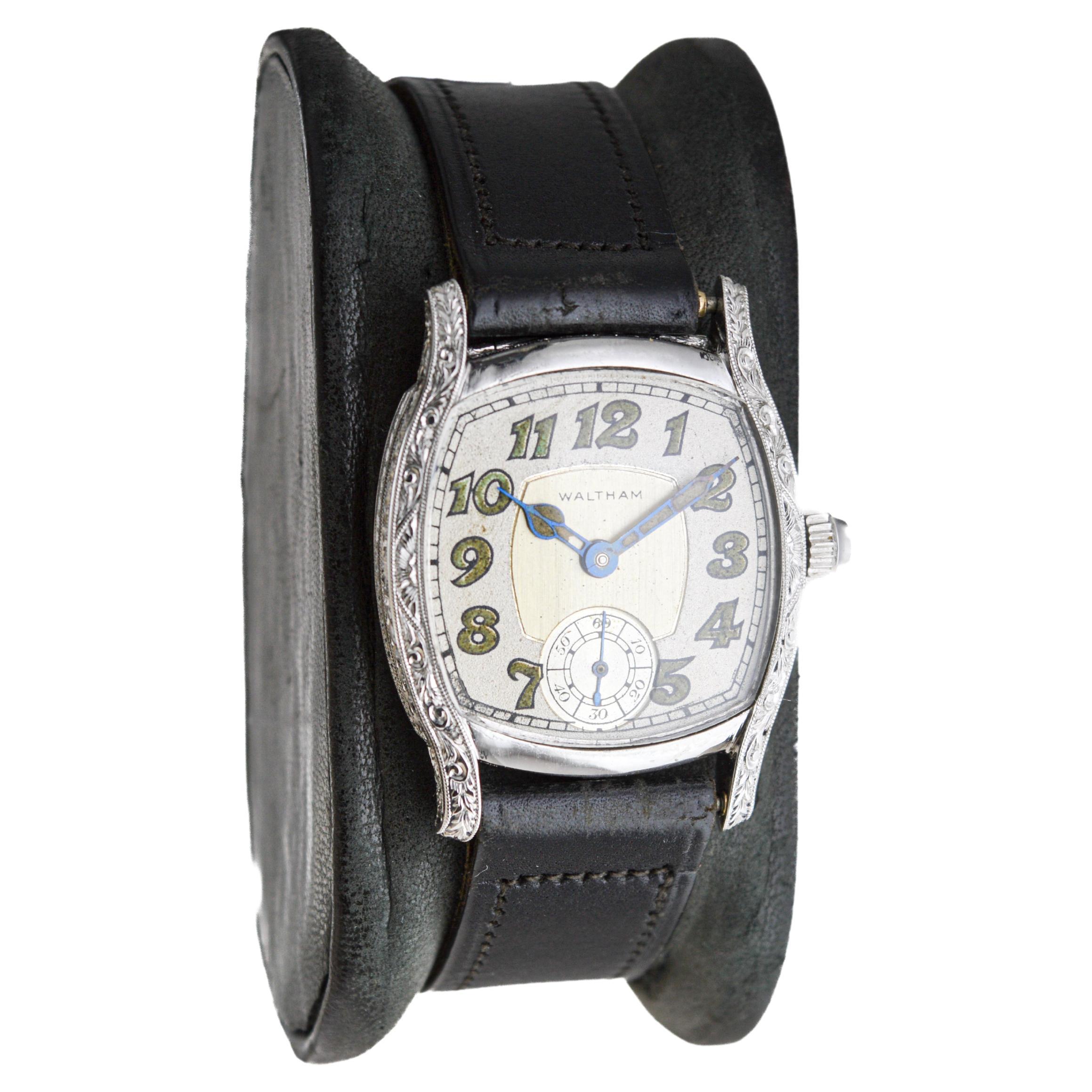 FABRIK / HAUS: Waltham Watch Company
STIL / REFERENZ: Art Deco / Kissen Form
METALL / MATERIAL: Platin
CIRCA / JAHR: 1934
ABMESSUNGEN / GRÖSSE: Länge 27mm X Breite 35mm
UHRWERK / KALIBER: Handaufzug / 21 Jewels / Kaliber 6/0
ZIFFERBLATT / ZEIGER: