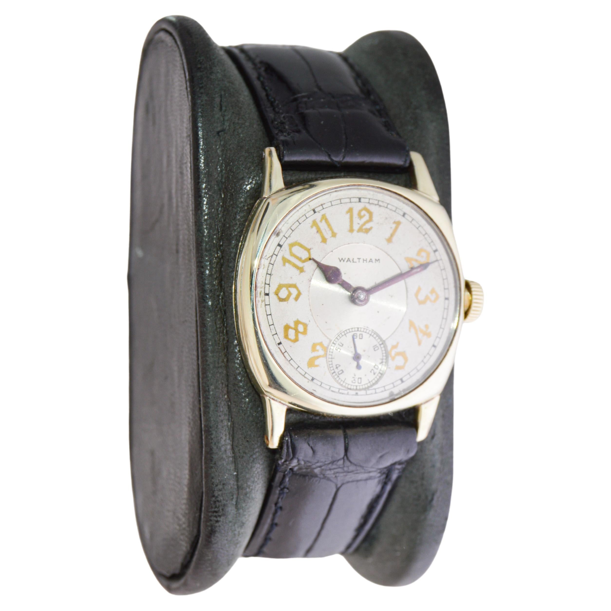 FABRIK / HAUS: Waltham Watch Company
STIL / REFERENZ: Rubin / Kissen Form
METALL / MATERIAL: Gelbgold-Füllung
CIRCA / JAHR: 1926
ABMESSUNGEN / GRÖSSE: Länge 34mm X Breite 28mm
UHRWERK / KALIBER: Handaufzug / 17 Jewels / Kaliber Ruby 6/0 
ZIFFERBLATT