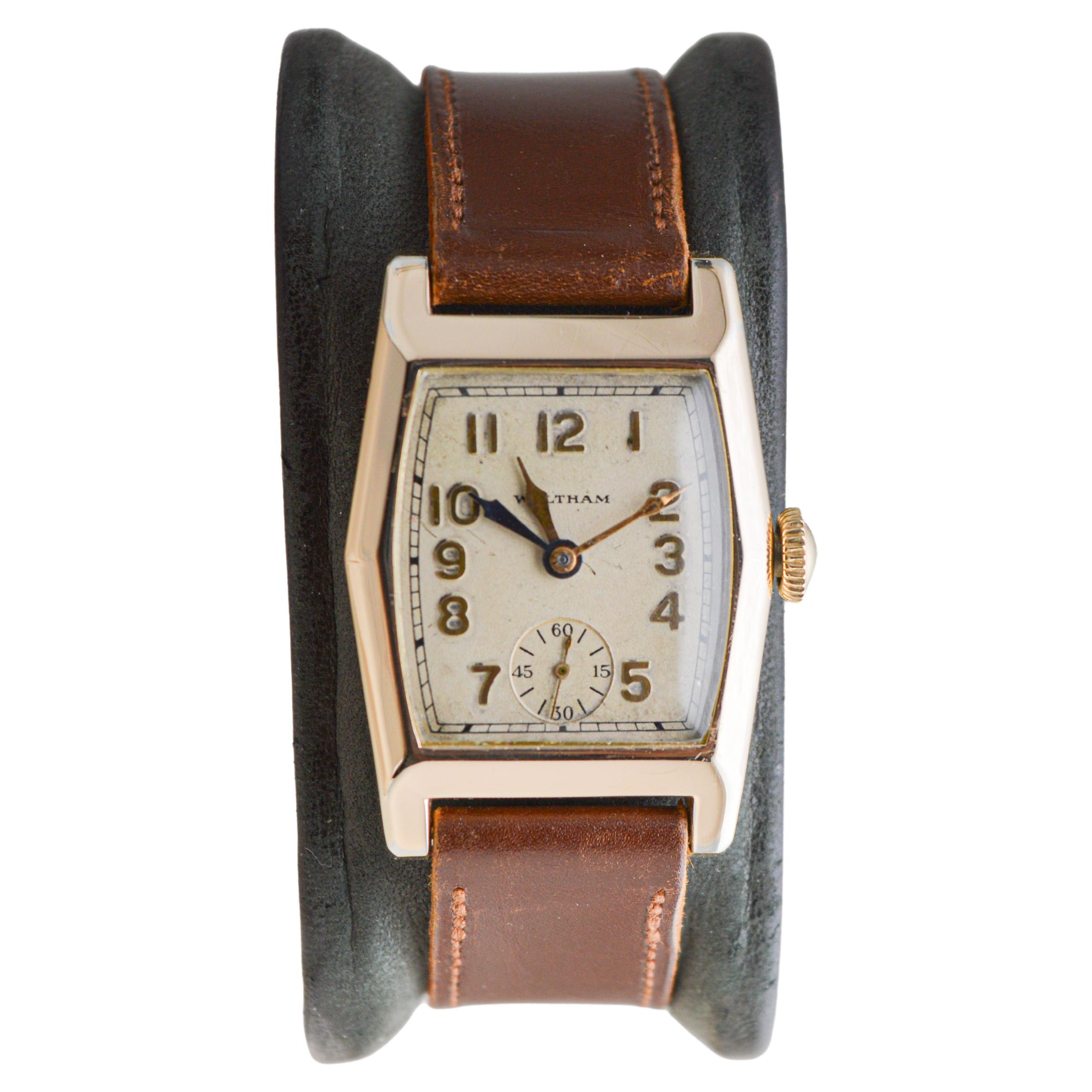 Art déco Waltham Yellow Gold Filled Art Deco Dual Time Watch with Original Dial and Strap (Montre à double fuseau horaire avec cadran et bracelet d'origine)